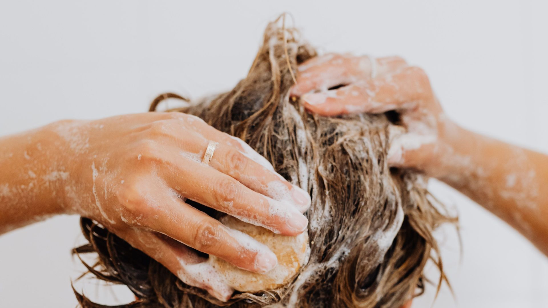 4. Vous frottez le shampooing sur toute la longueur de vos cheveux