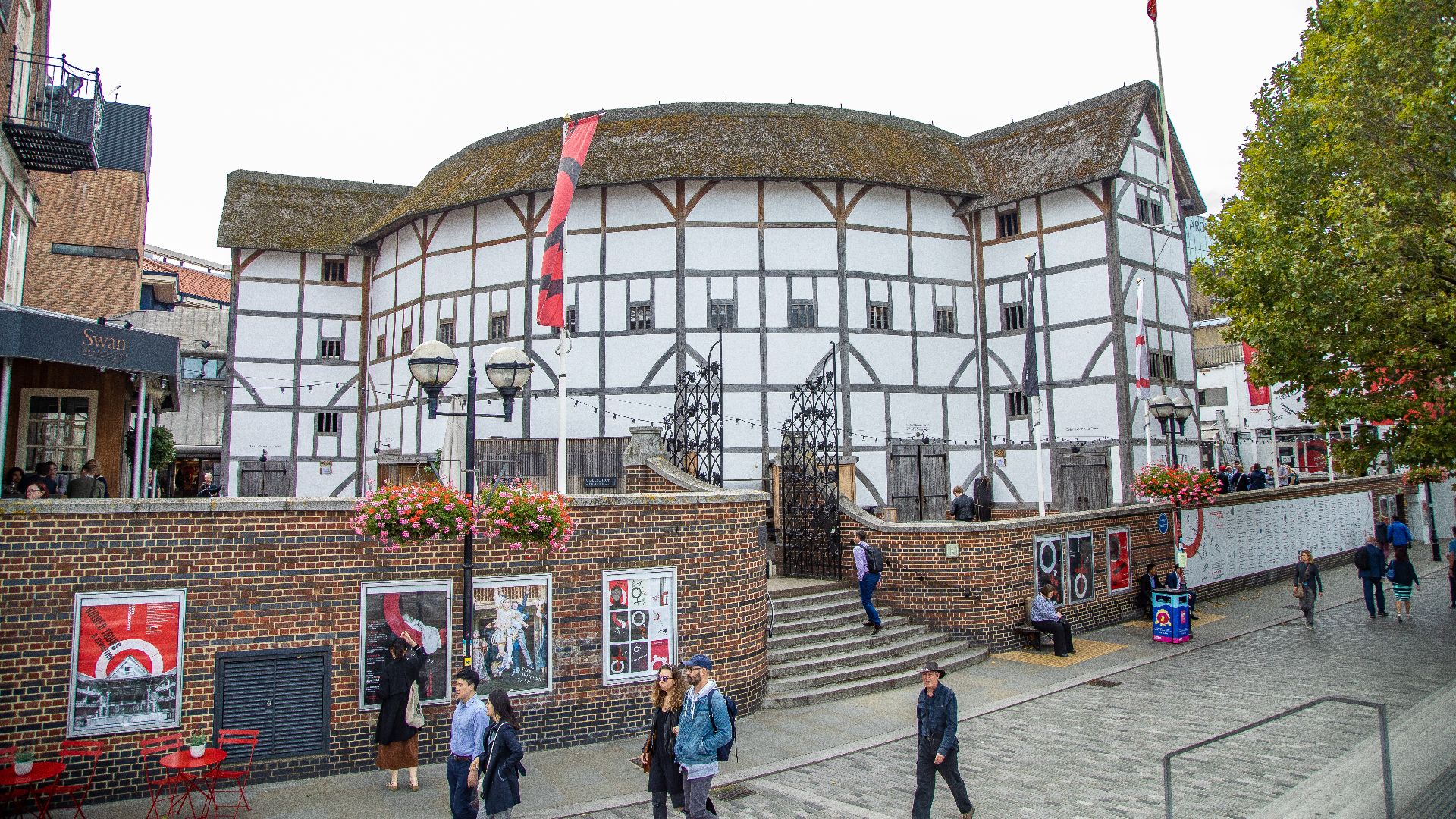 2. Le label Globe Theatre Records le soutient