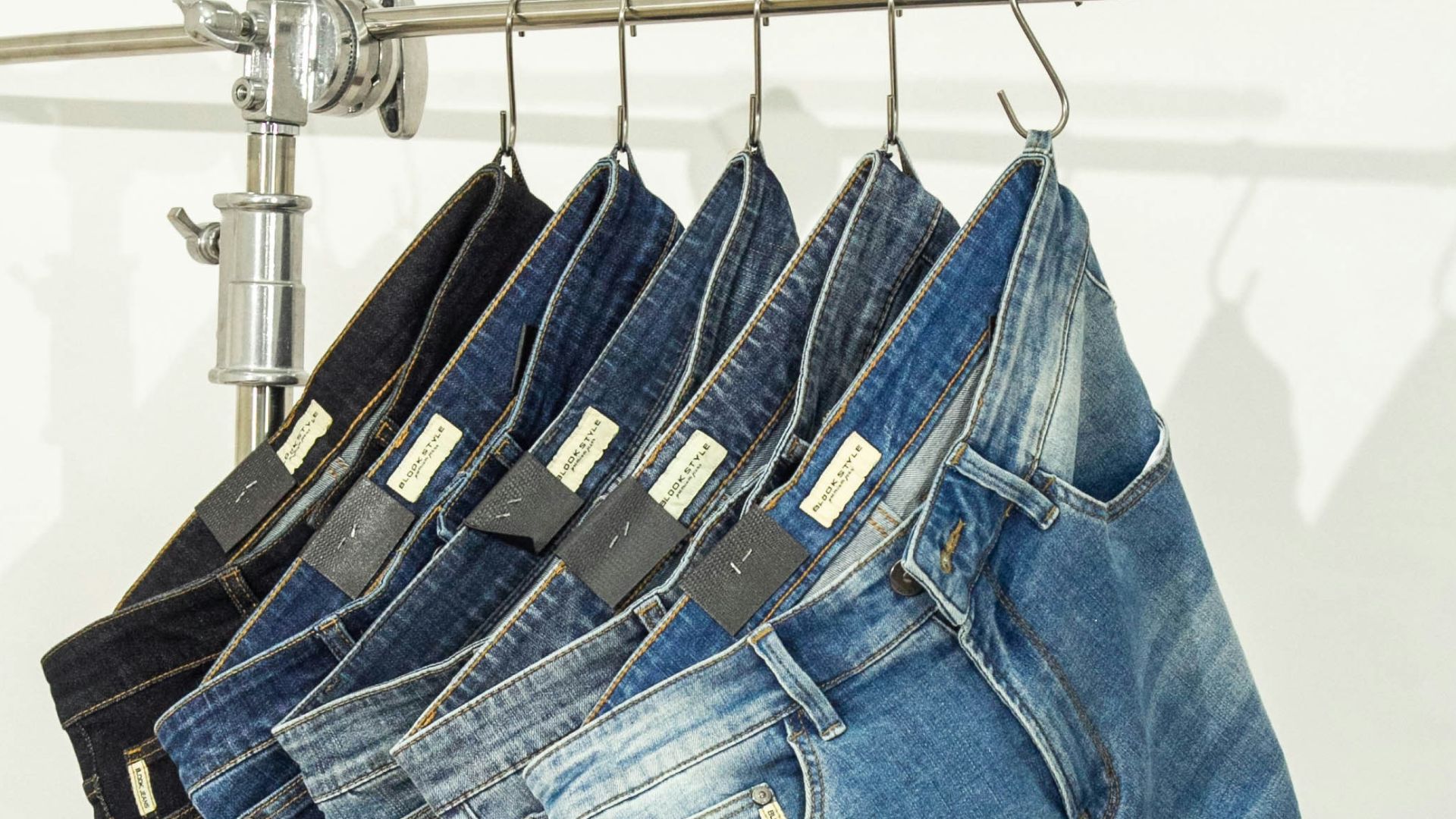 5. Un jean taille haute et un t-shirt en cachemire tout doux