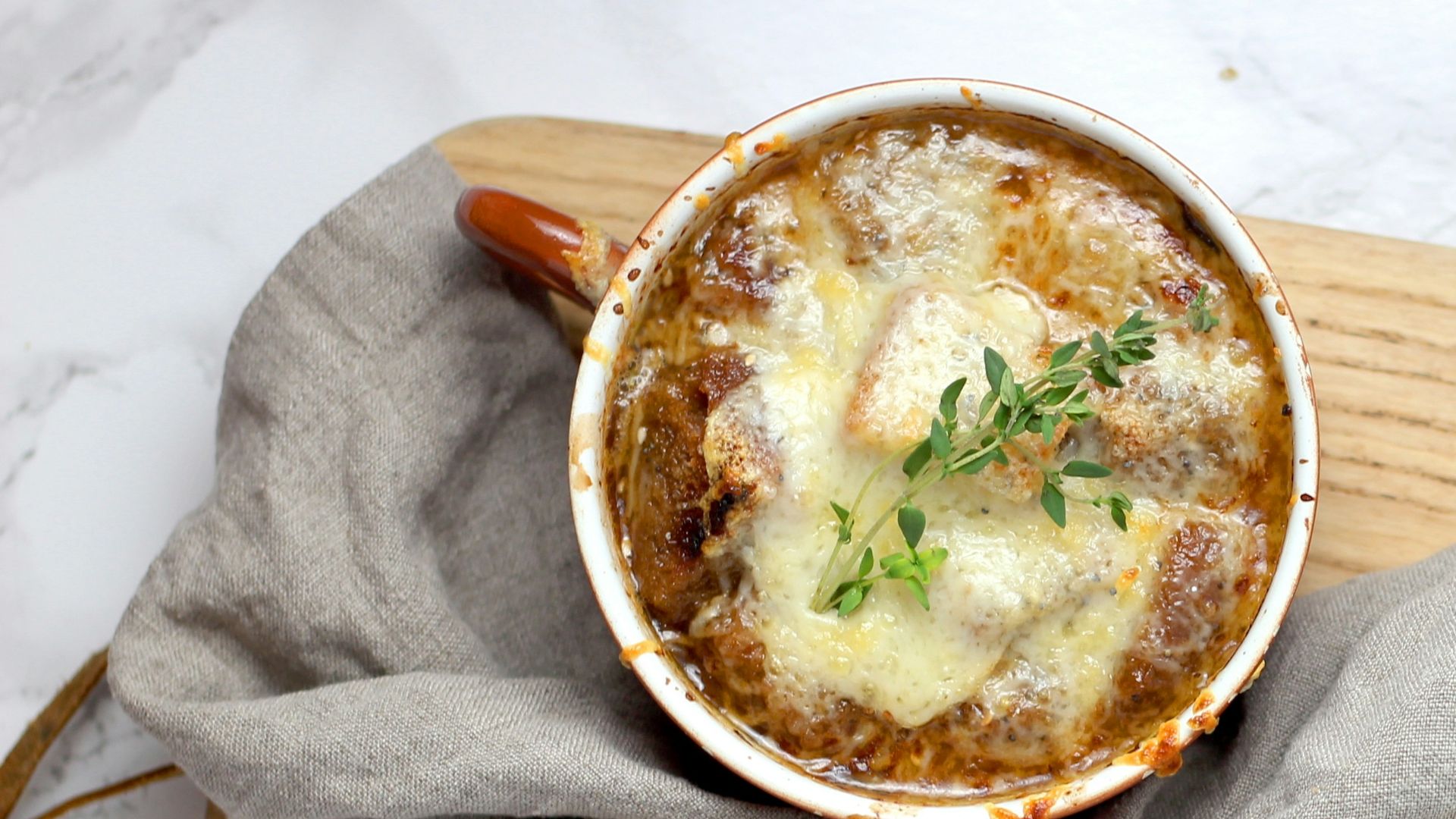 1. Soupe à l'oignon, coq au vin et crème brûlée