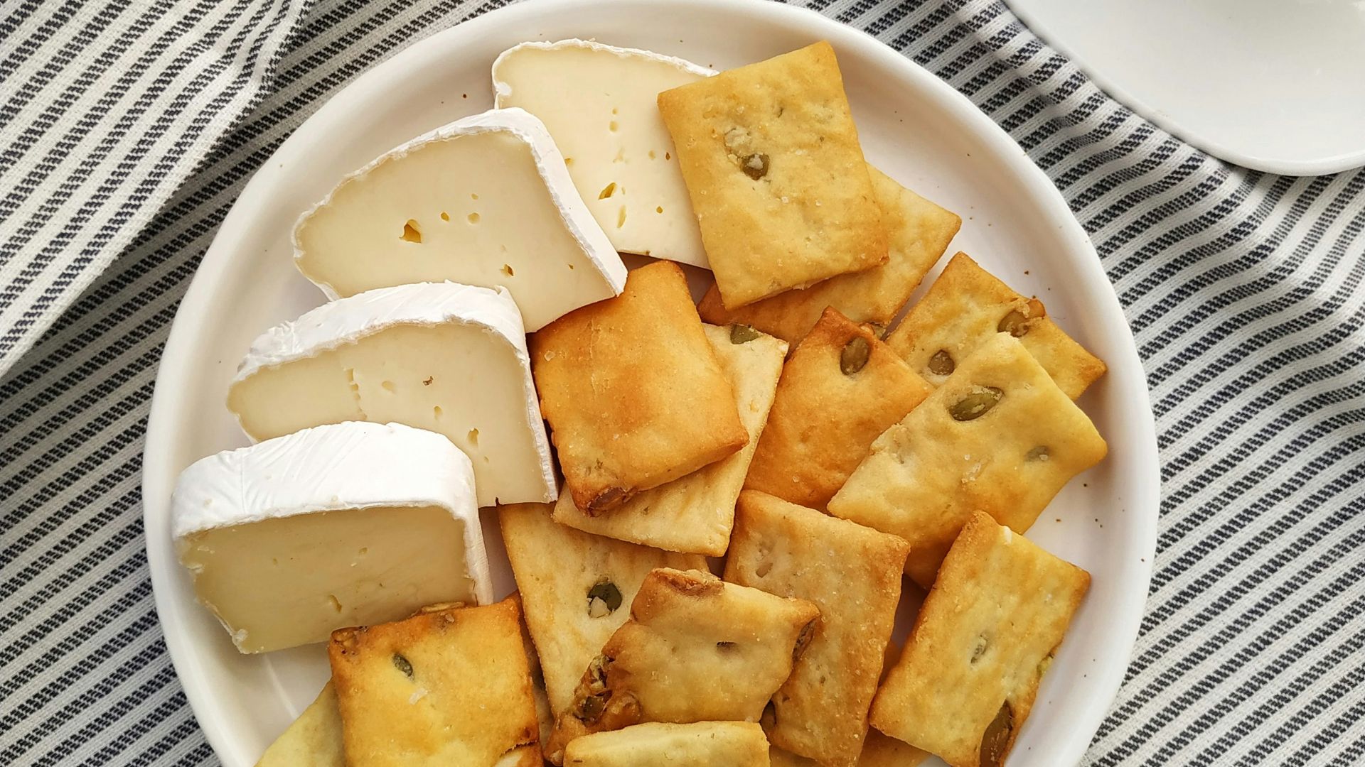 11. Fromage et crackers aux céréales complètes