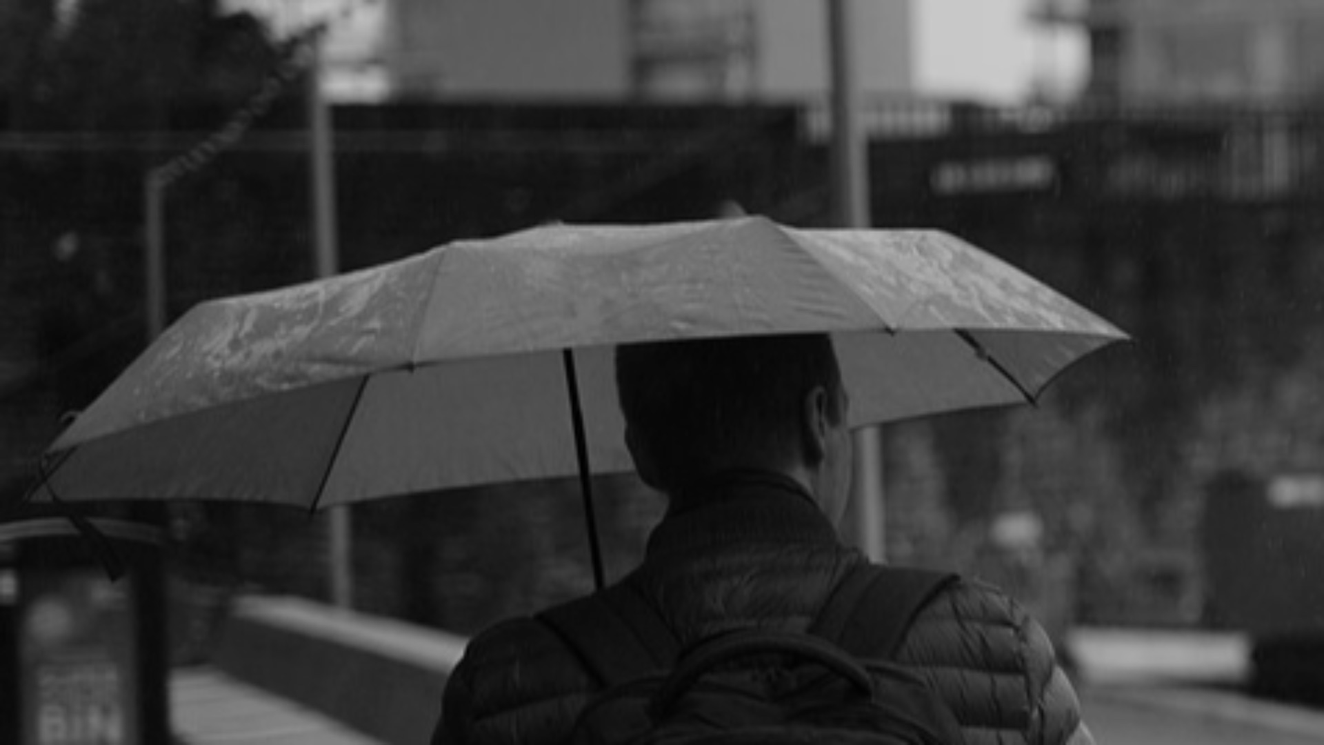 2. Des hommes avec des parapluies