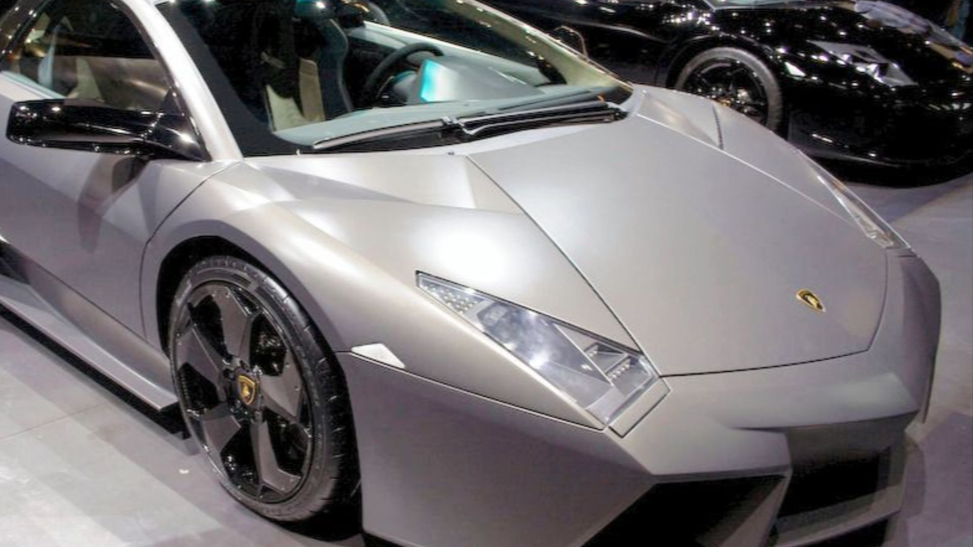 9. Une Lamborghini Reventón à la poursuite d'avions de chasse furtifs
