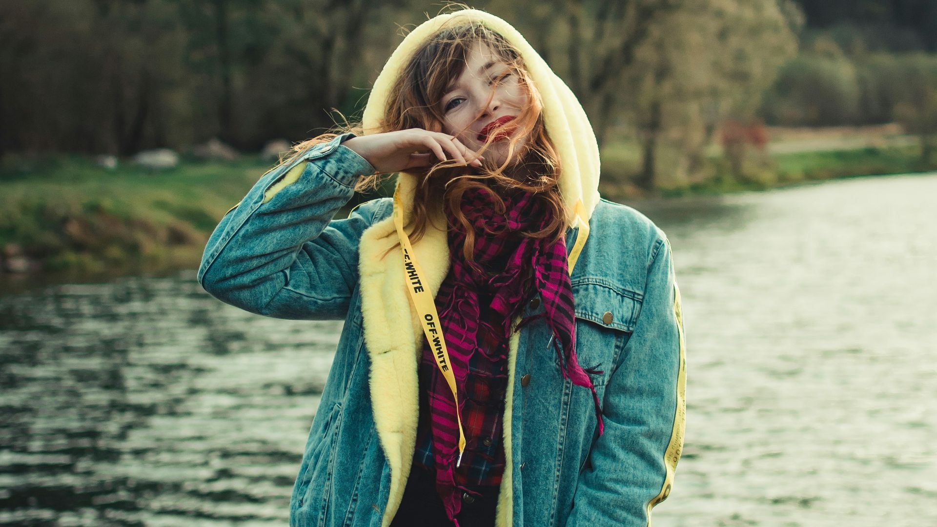 8. Associez un jean foncé à des couleurs estivales vives