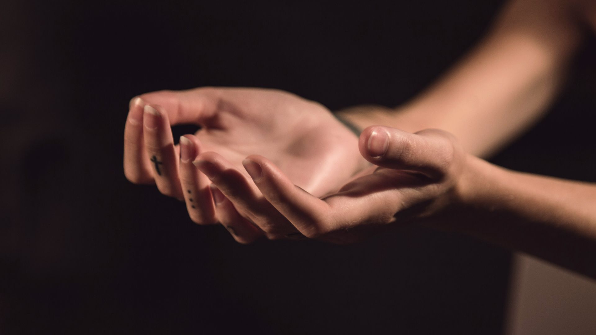 18. Des mains tremblantes