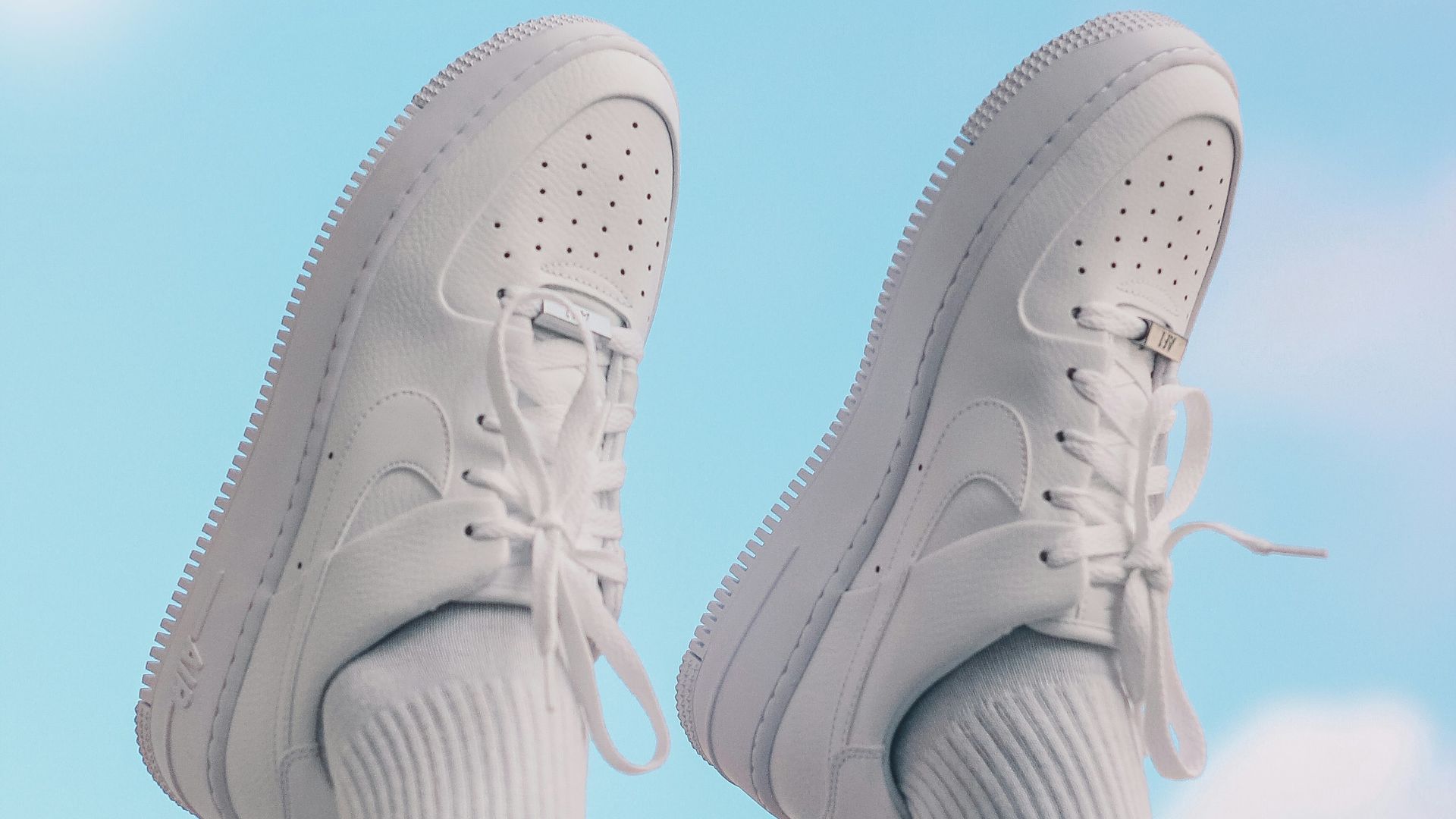 19. Baskets blanches