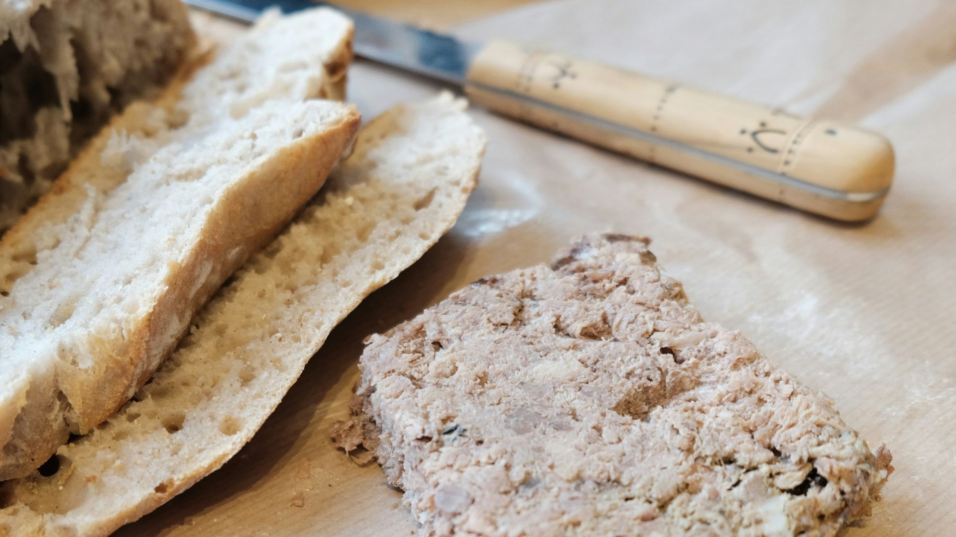 9. Saucisse de foie sur des crackers au seigle