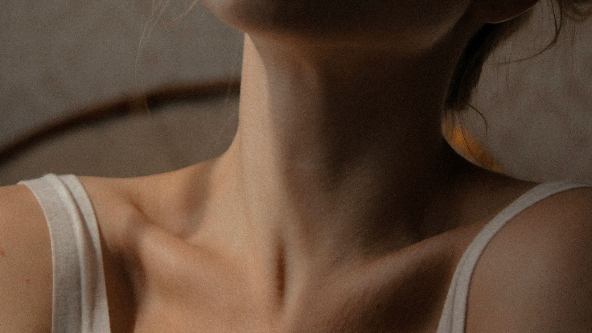 5. Clavicules et épaules larges
