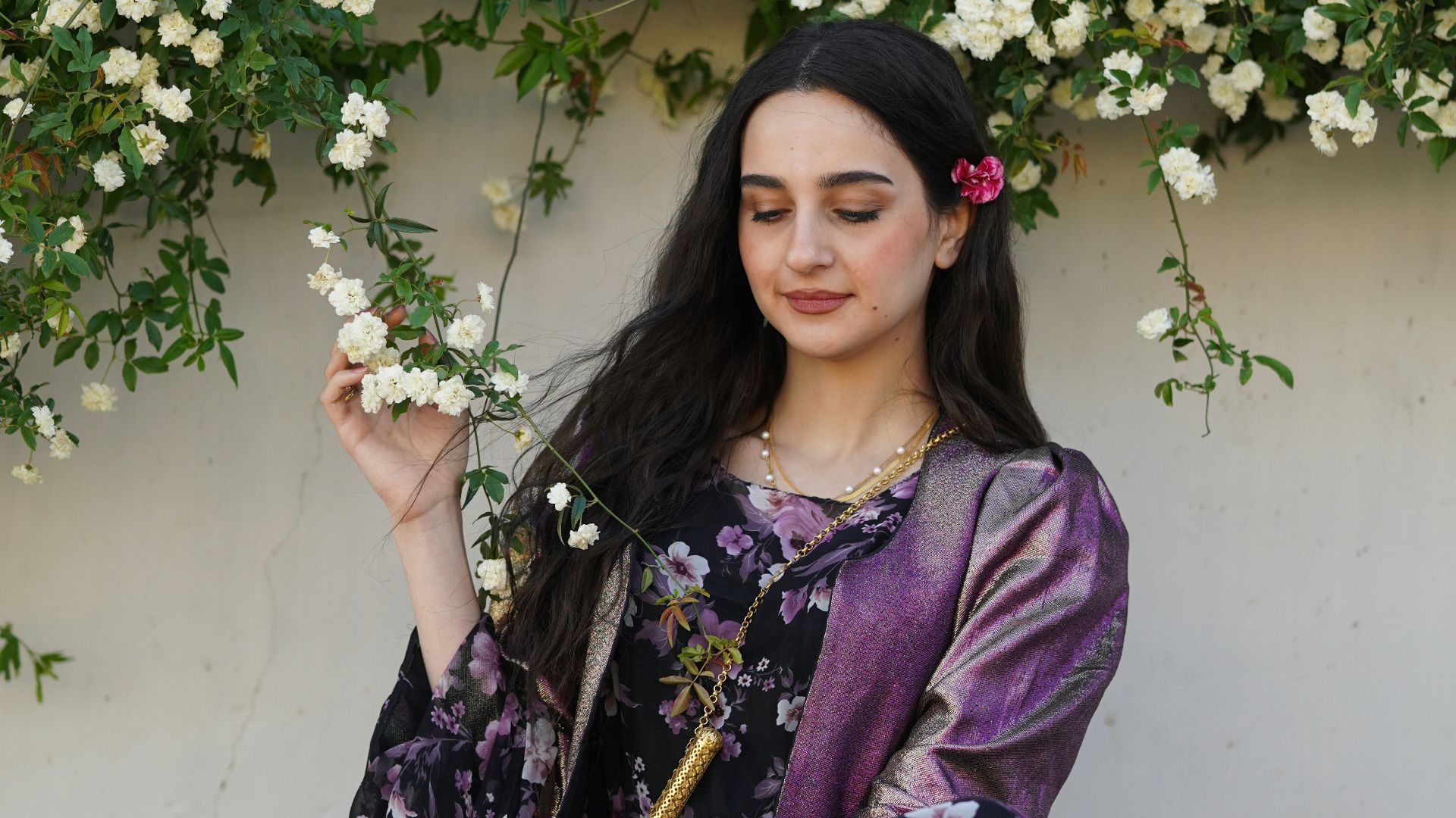 19. Une robe à motifs floraux sculpturaux