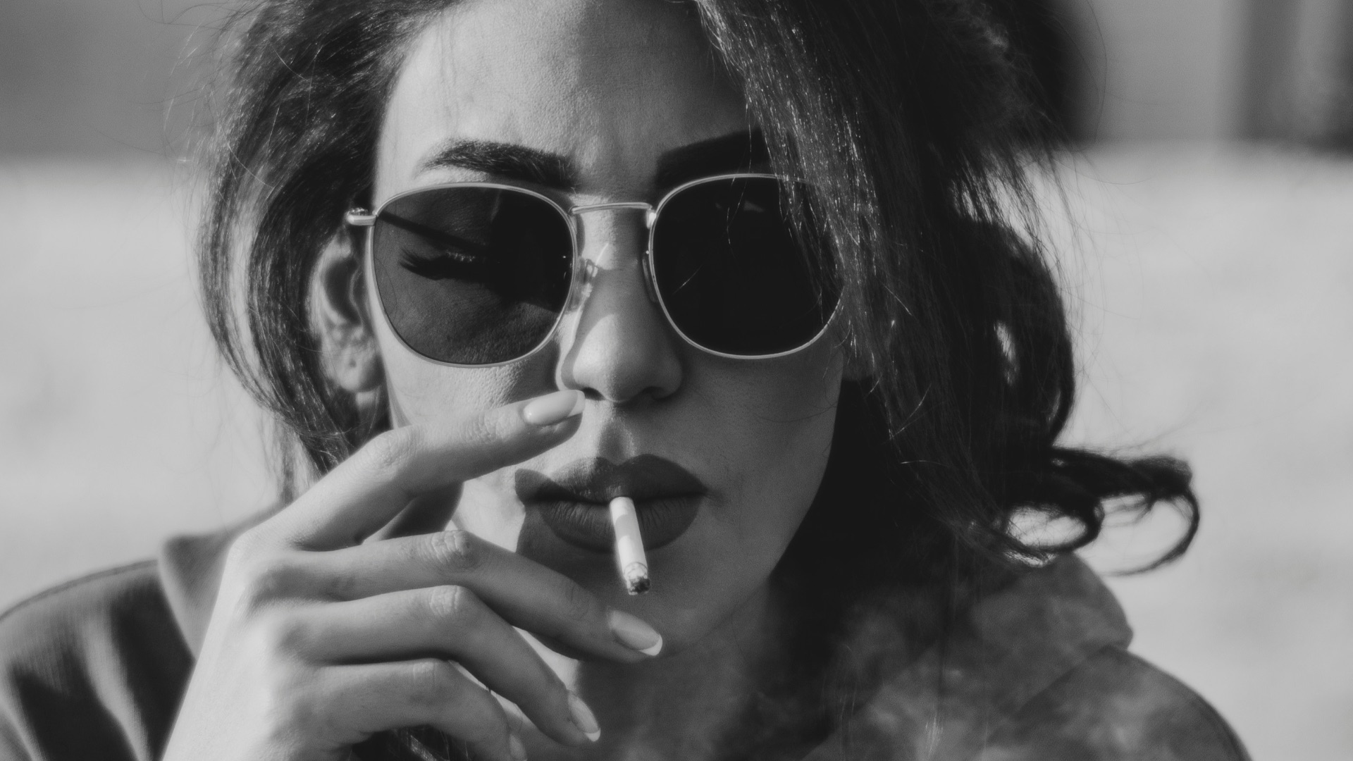10. Les femmes qui fument en public