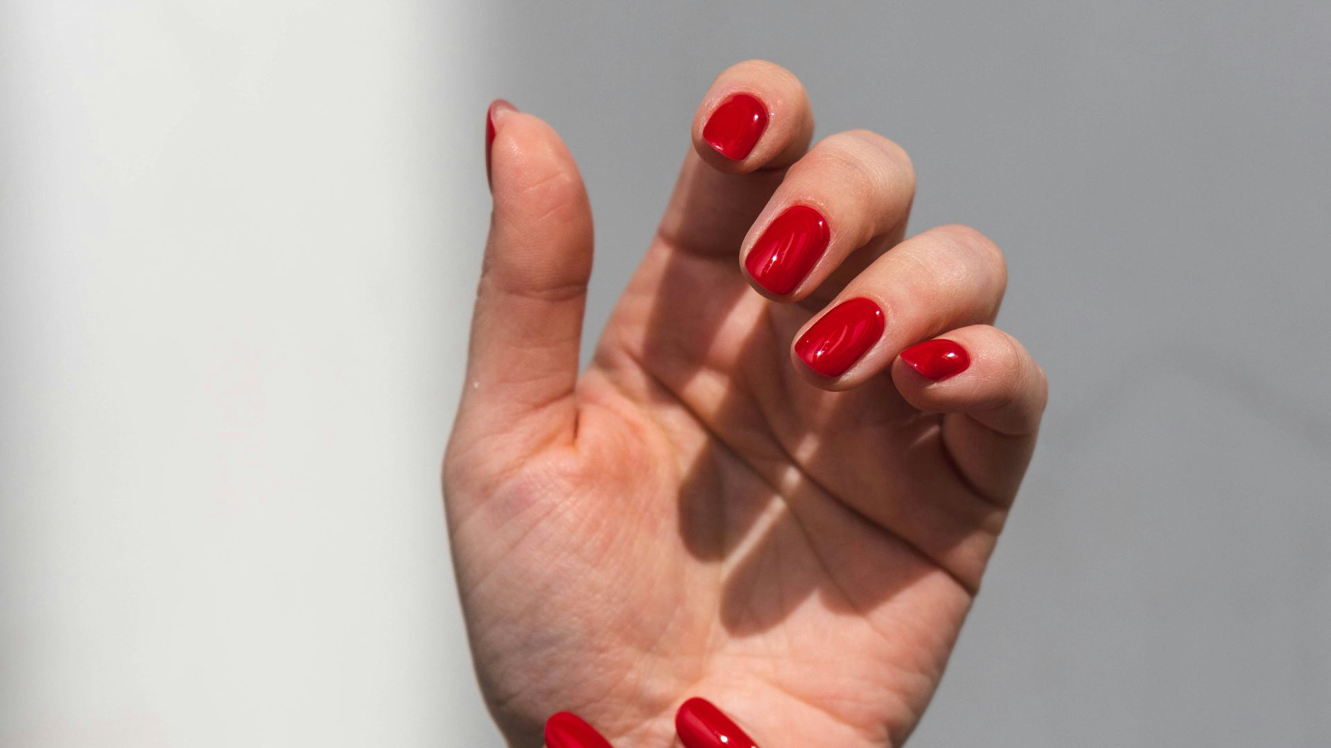 19. Ongles rouge cerise