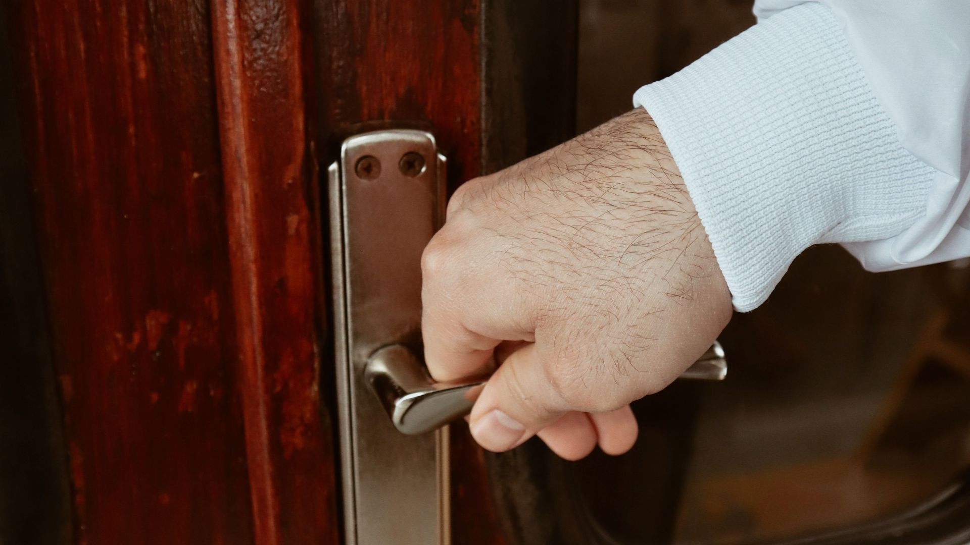 16. Est-ce que vous tenez la porte ?
