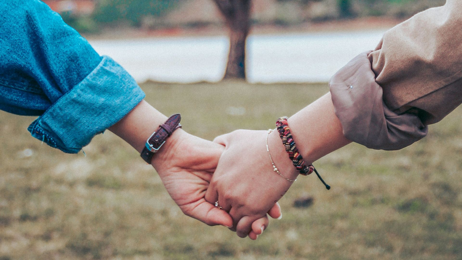 13. Des bracelets tribaux audacieux au poignet
