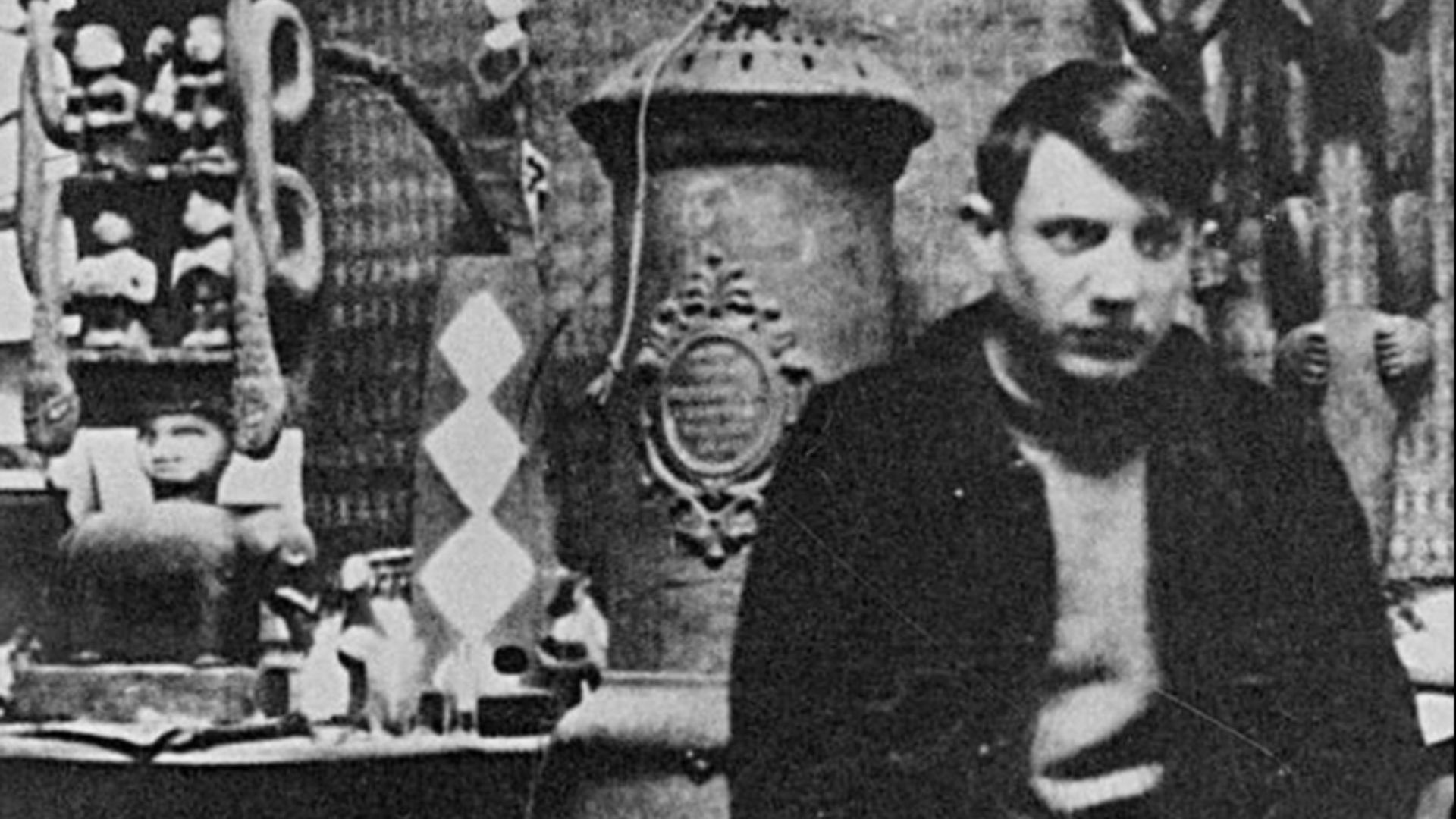 9. Il était membre du Parti communiste français, mais menait une vie d'aristocrate