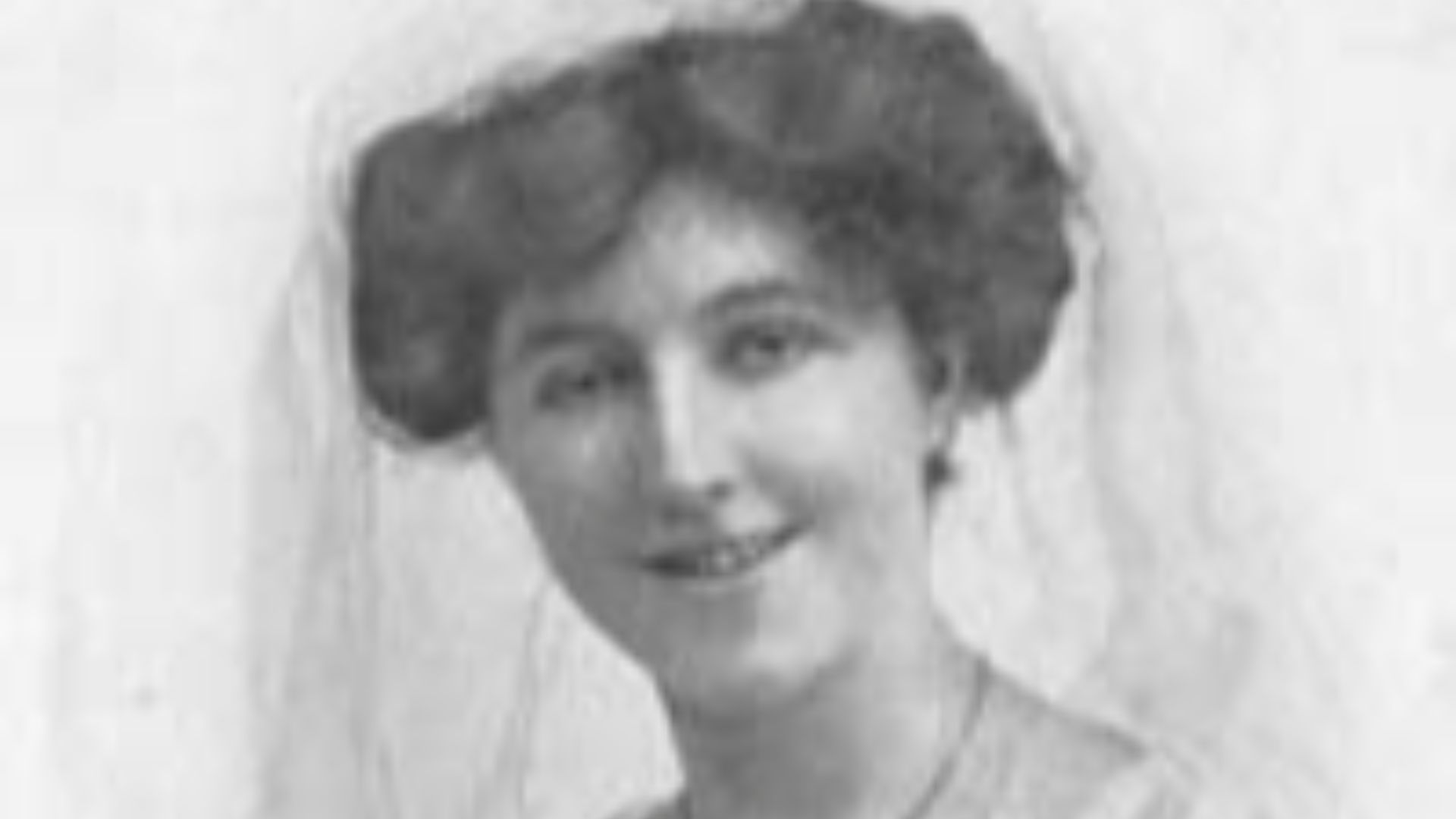 8. Dorothy Lawrence dans le rôle de Denis Smith