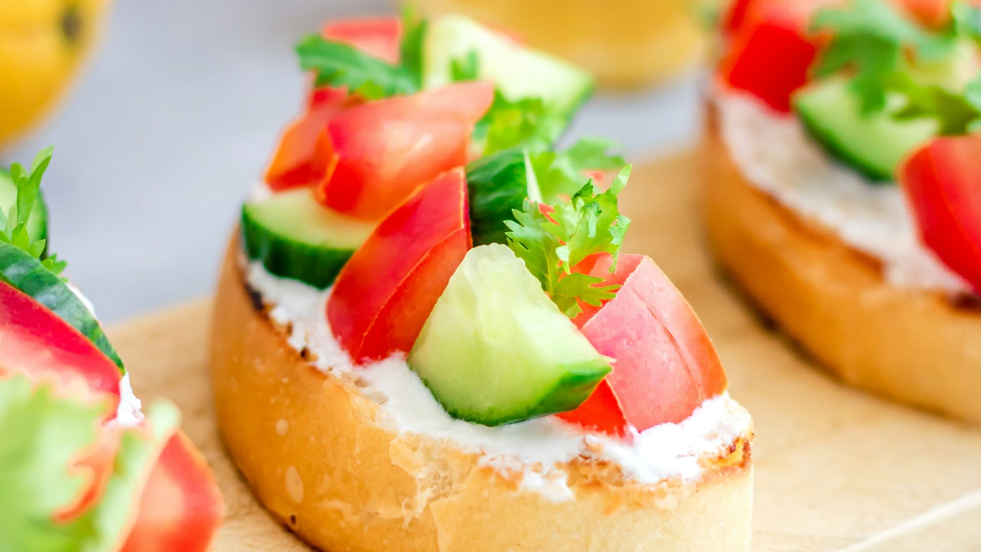 15. Crostini à la feta fouettée