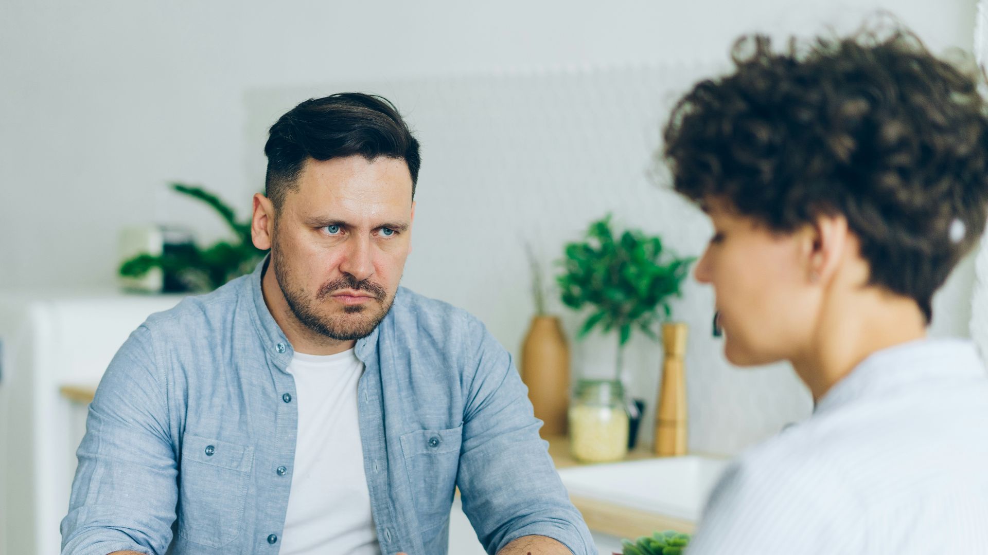 8. L'homme qui manque de respect aux femmes en général