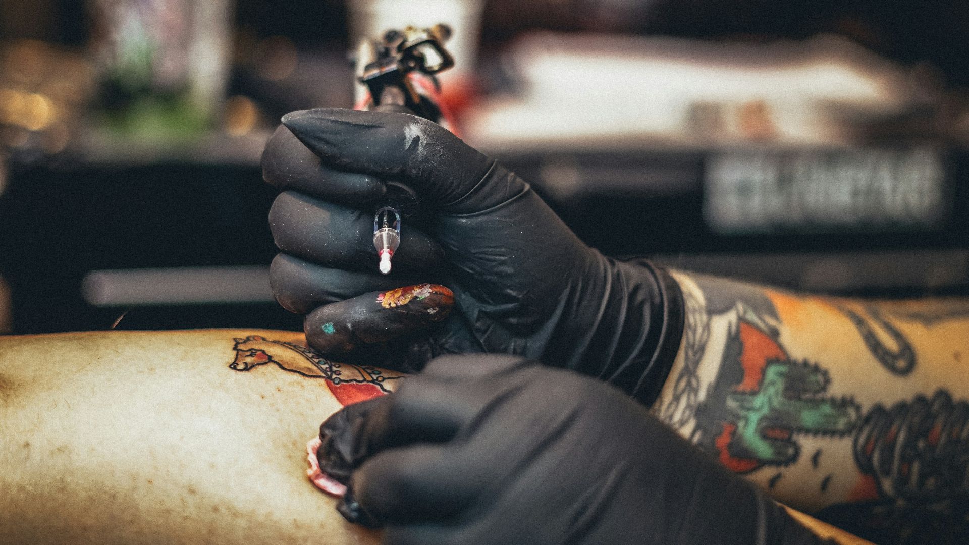 8. Petits tatouages à l'encre rouge