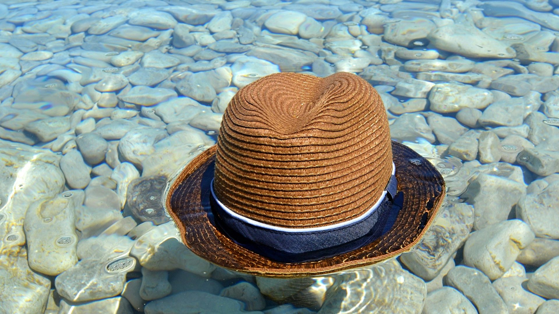 13. Vos chapeaux servent surtout à vous protéger des intempéries