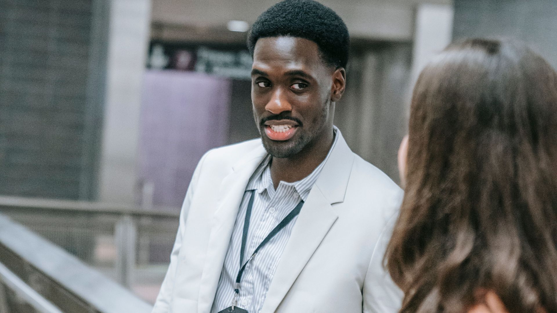 8. « Tu serais plus sexy si tu souriais davantage »
