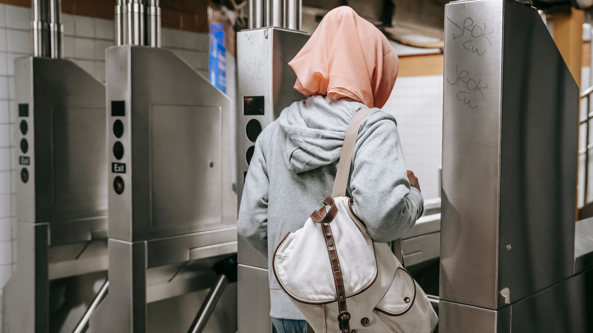 16. Porter un sac lourd d'un seul côté
