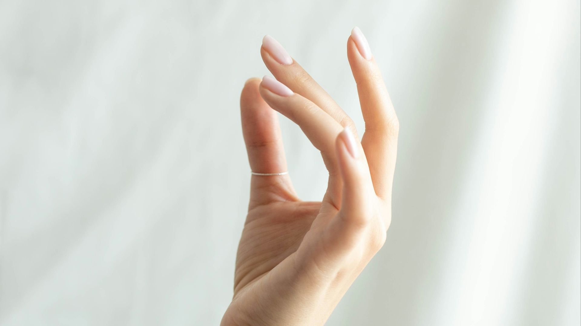 16. Des mains symétriques et de longs doigts