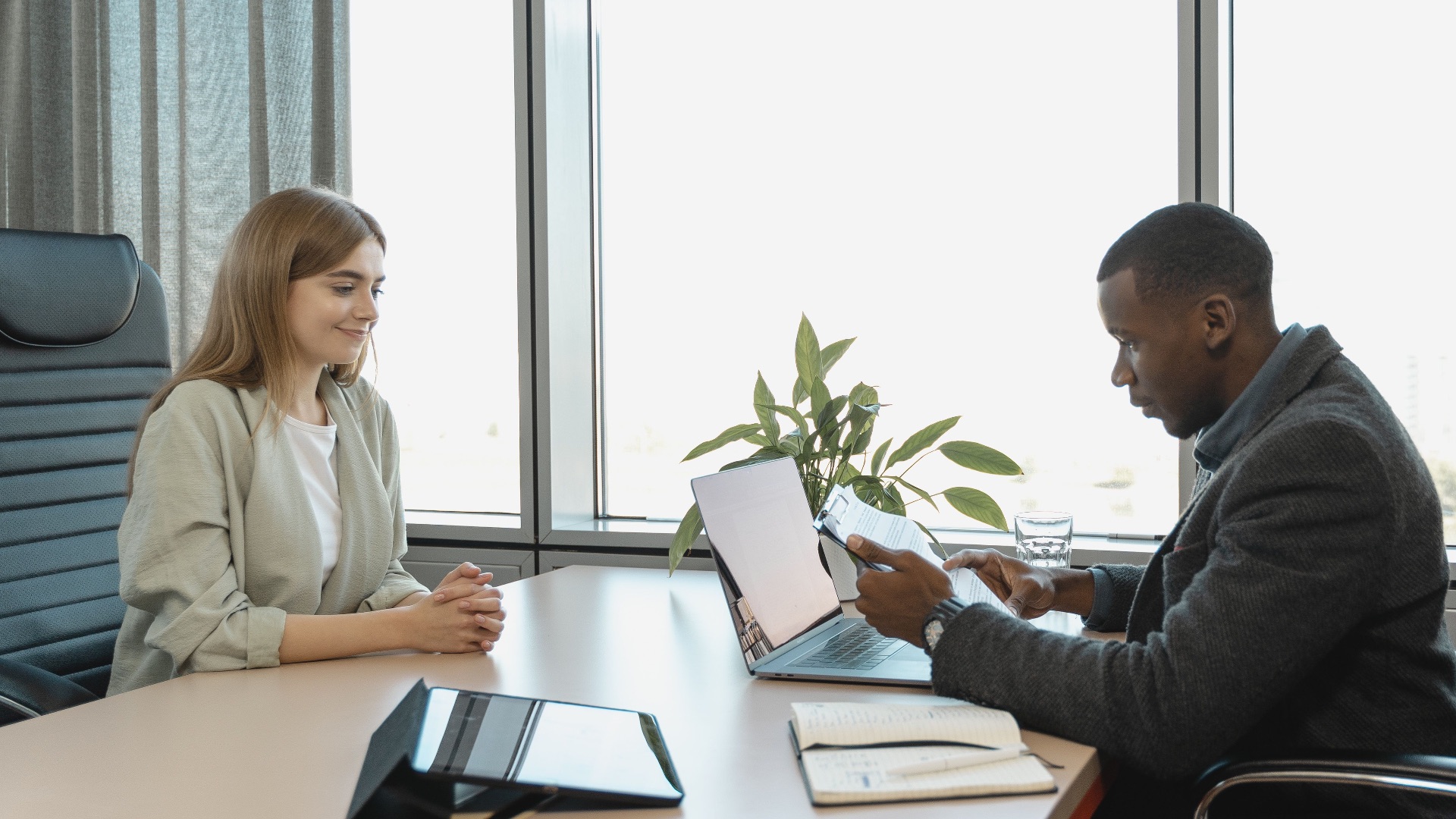 7. Votre patron évite les entretiens individuels (ou en organise soudainement un)