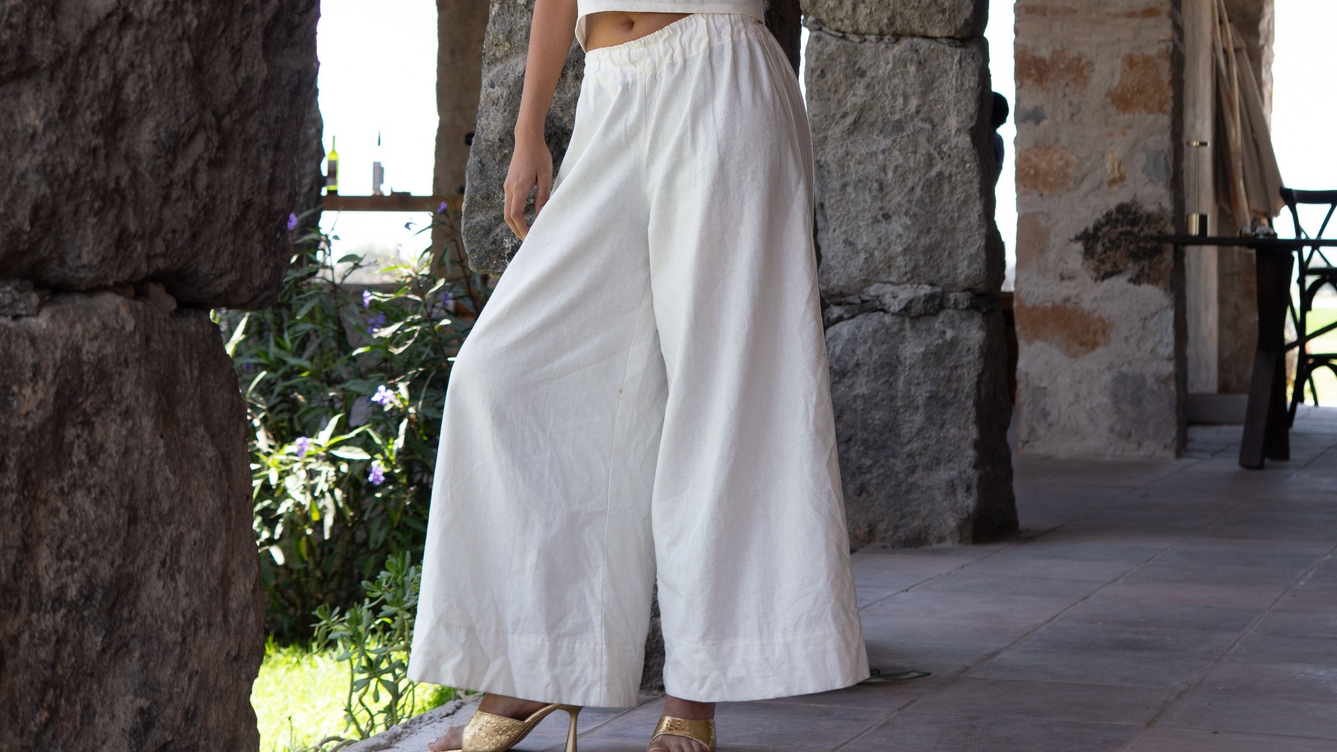 9. Les pantalons à jambes larges qui noient vos jambes