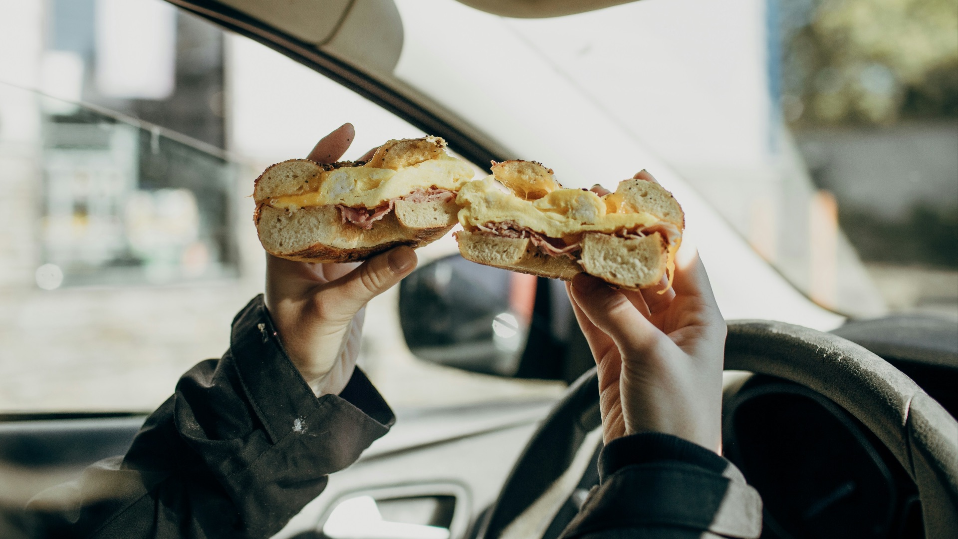 3. Évitez de manger ou de boire dans votre voiture