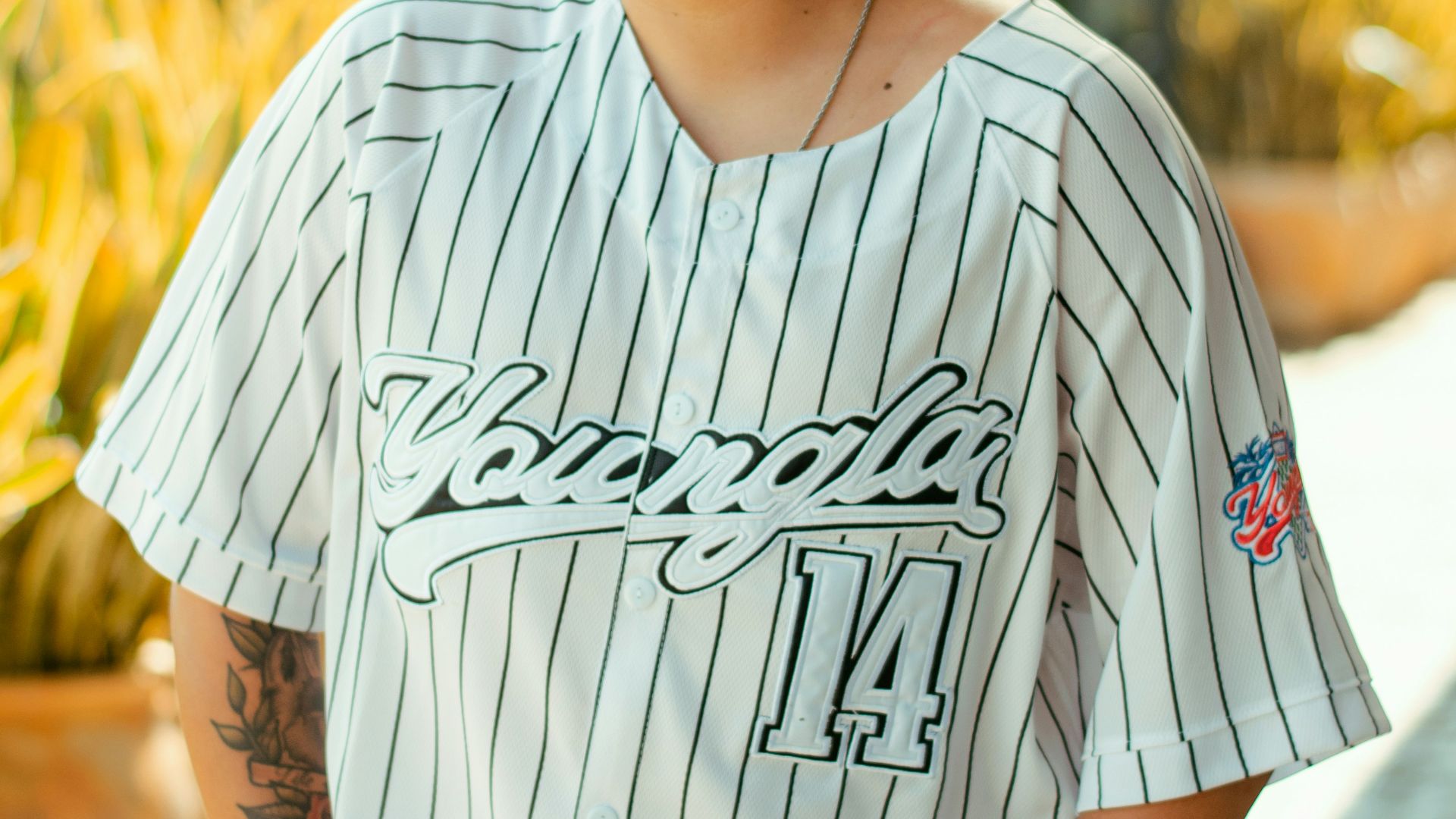 14. Un tee-shirt de baseball et un short en jean