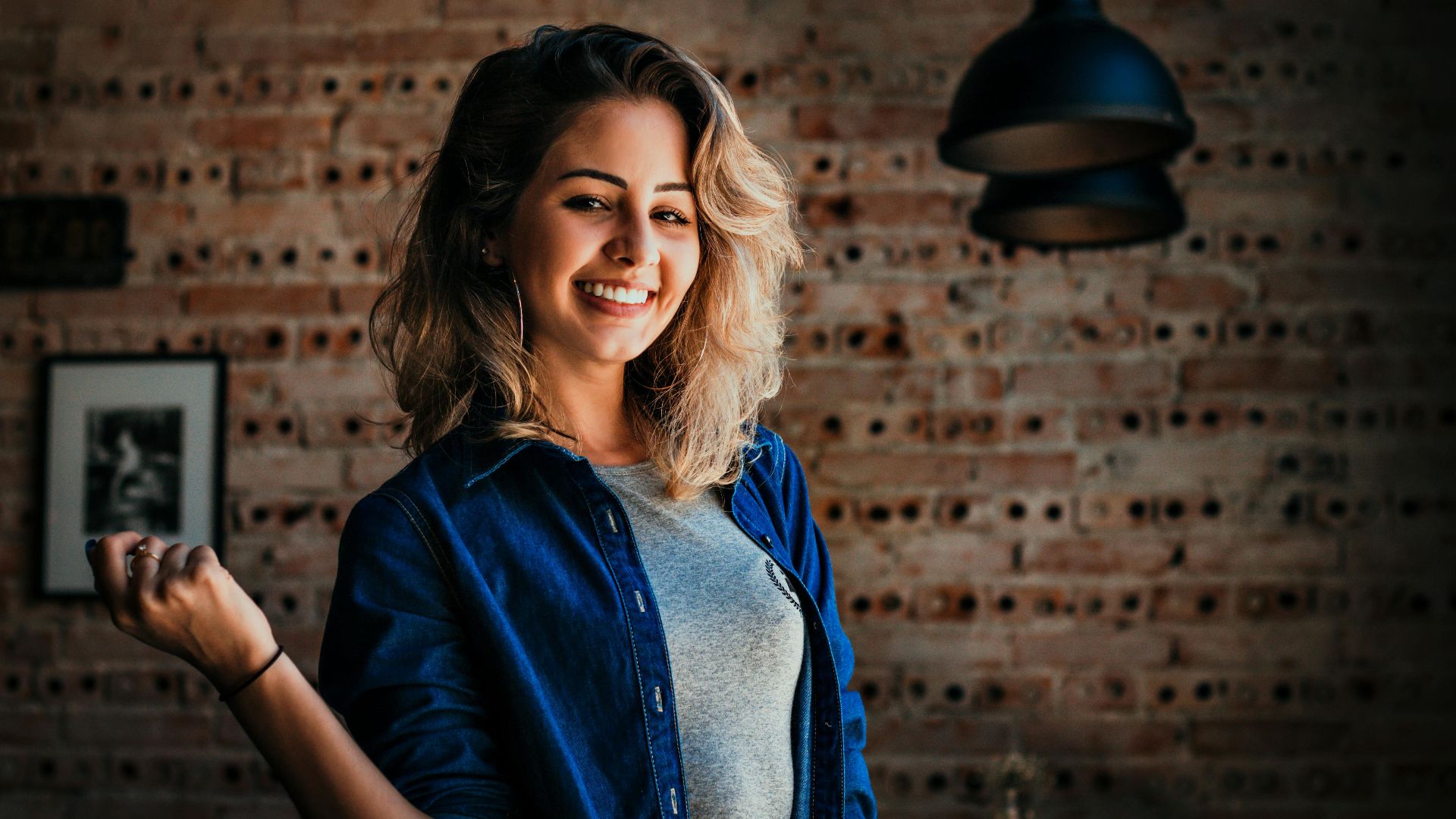 10 phrases que les gens beaux peuvent dire sans problème et 10 qui semblent grossières quand elles viennent de n’importe qui d’autre