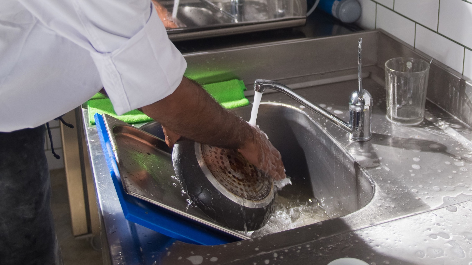 7. Le laver tant qu’il est encore chaud