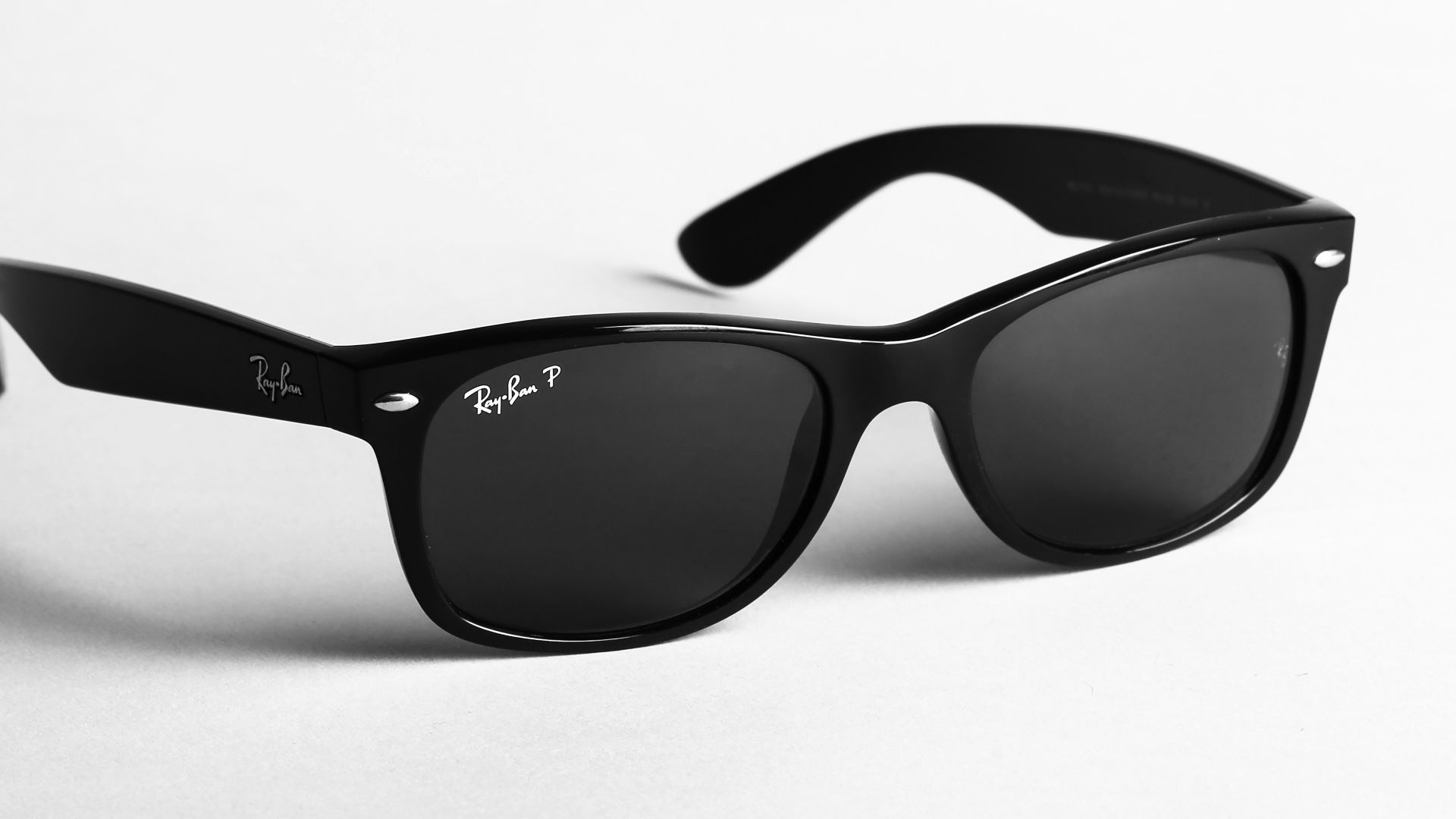 3. Porter des lunettes de soleil à l'intérieur après la tombée de la nuit