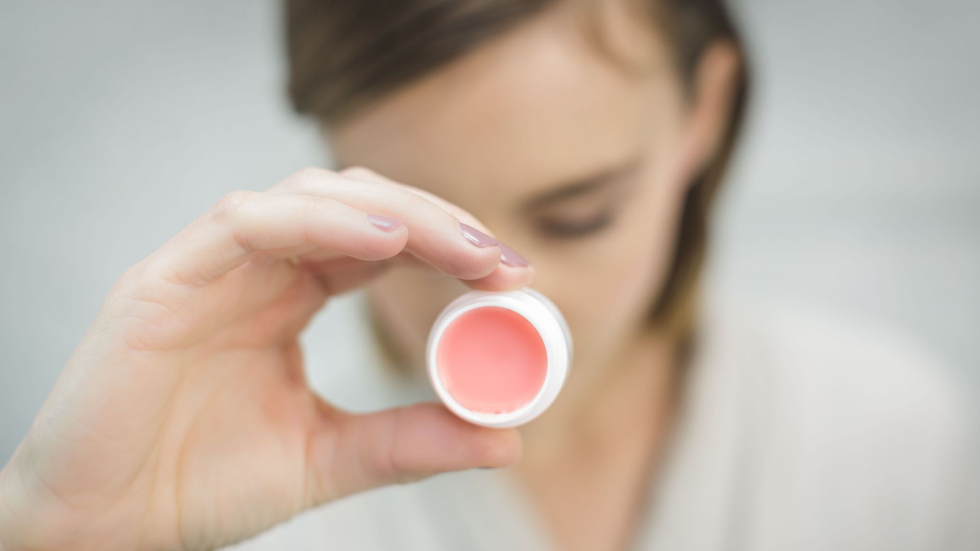 7. Domptez les mèches rebelles avec une toute petite noisette de baume