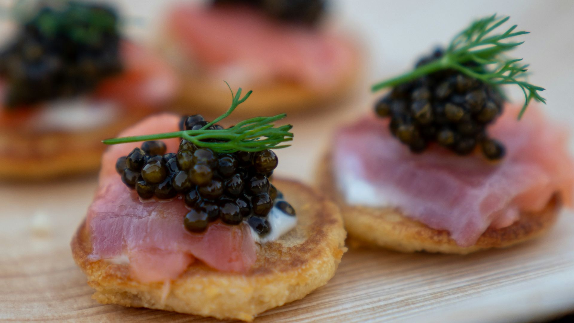 20. Caviar servi à l'aide de cuillères en nacre