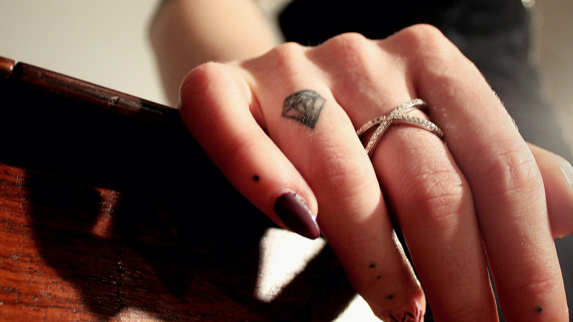 7. Petits tatouages sur les doigts