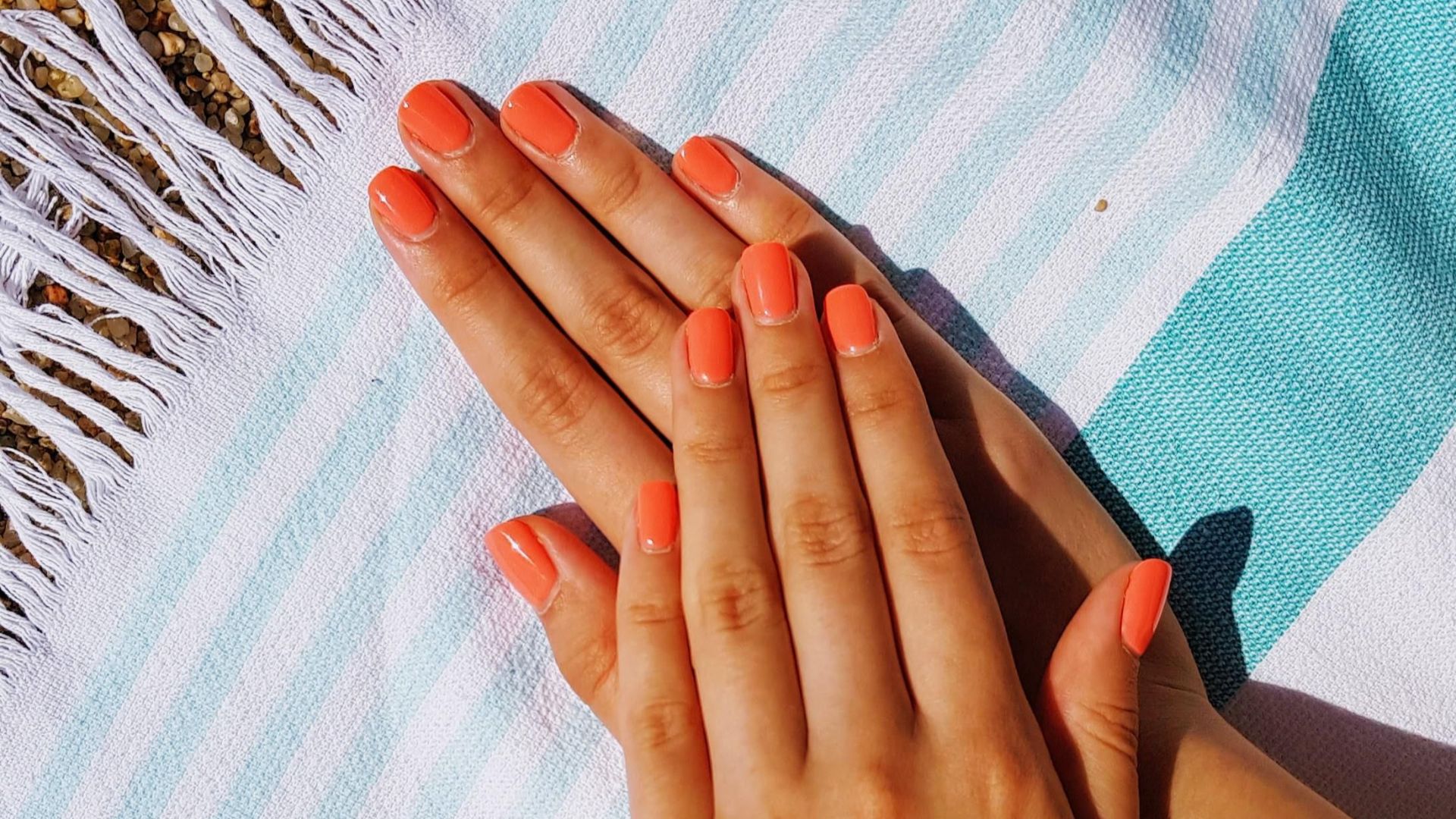 1. Ongles corail brillants