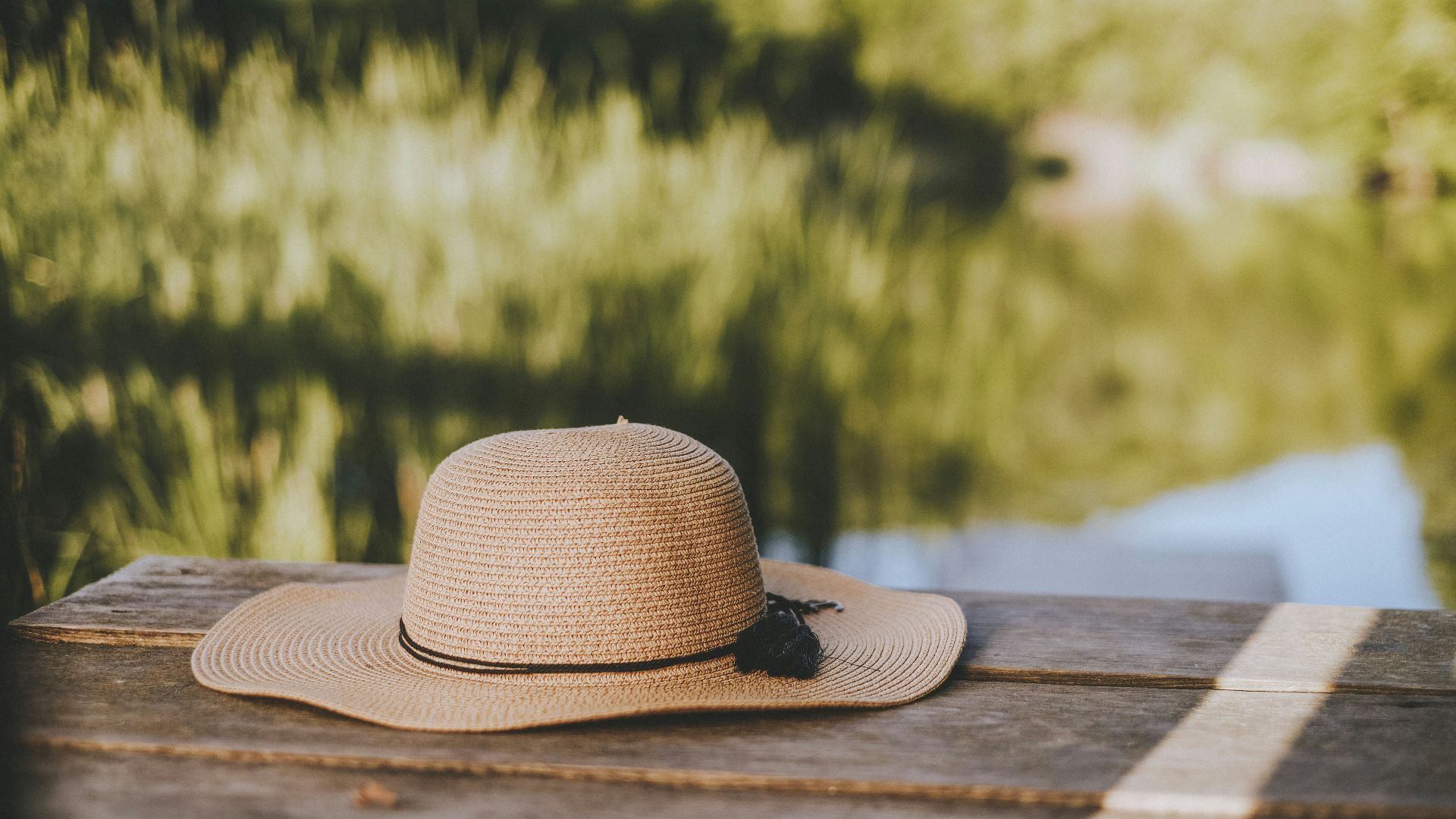 20. Chapeau à large bord et lunettes de soleil anti-UV