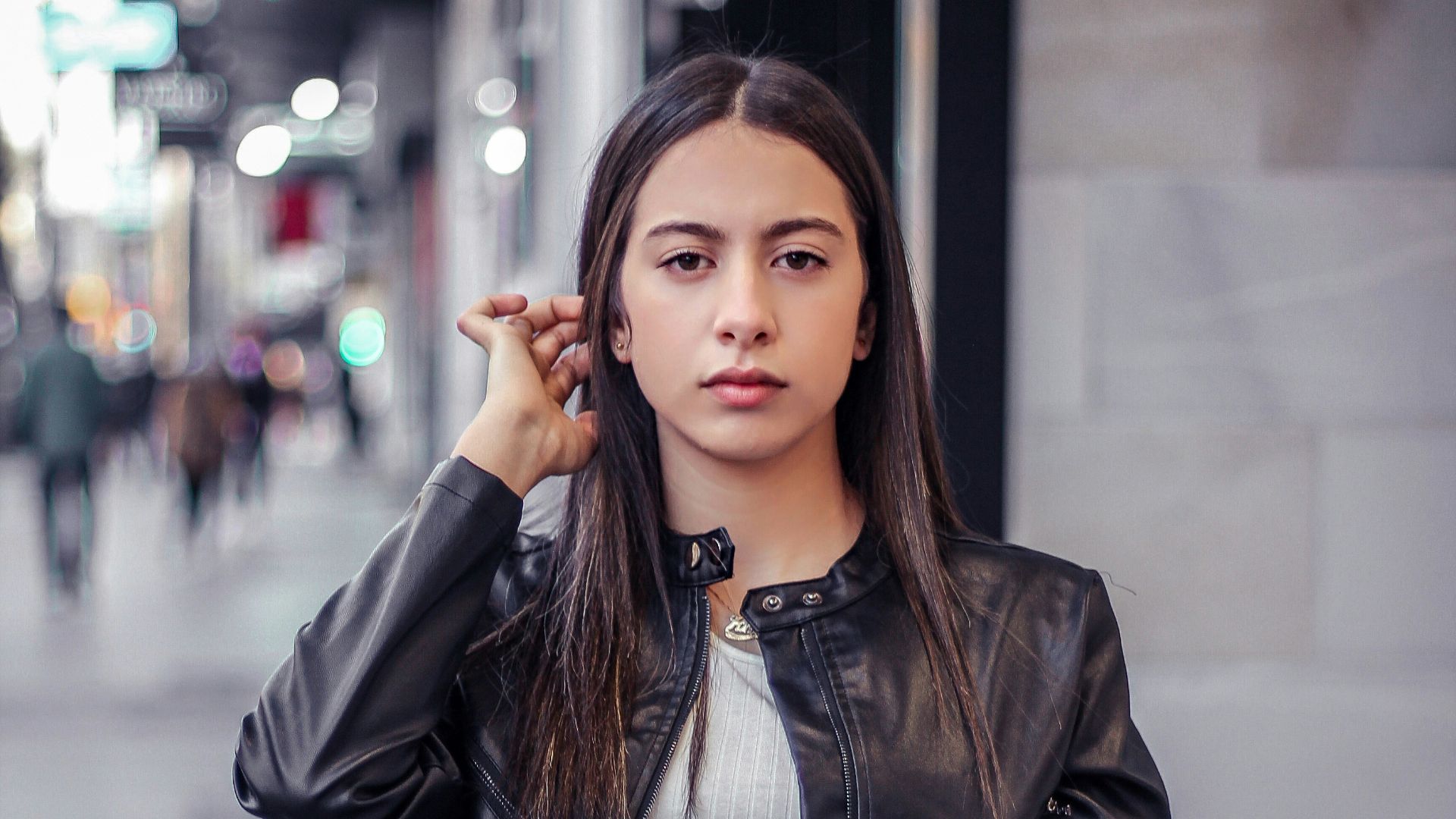 13. Une veste en cuir bien usée