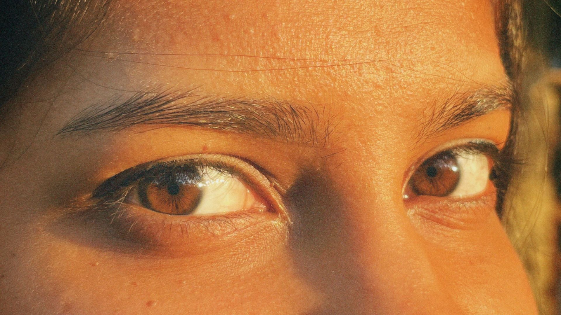 2. Ils maintiennent le contact visuel juste assez longtemps