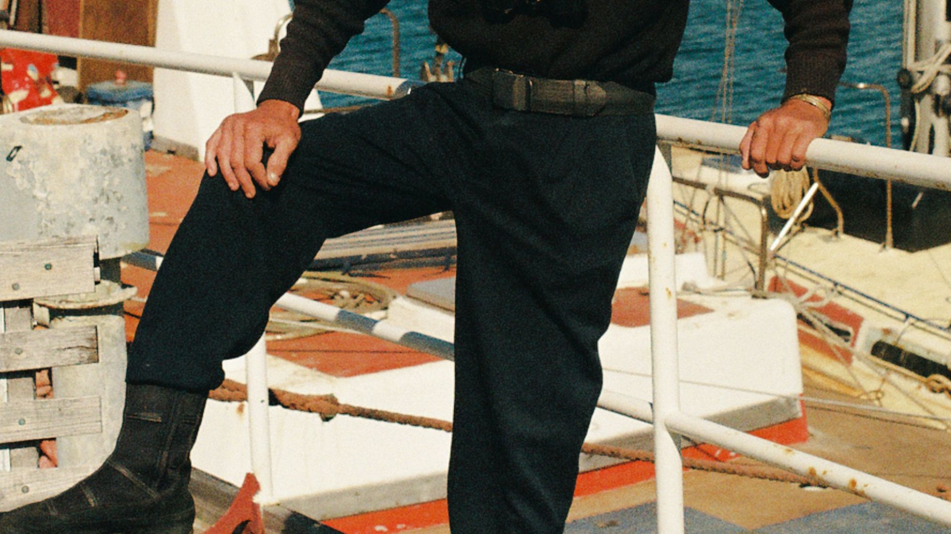 7. Pantalon marin taille haute