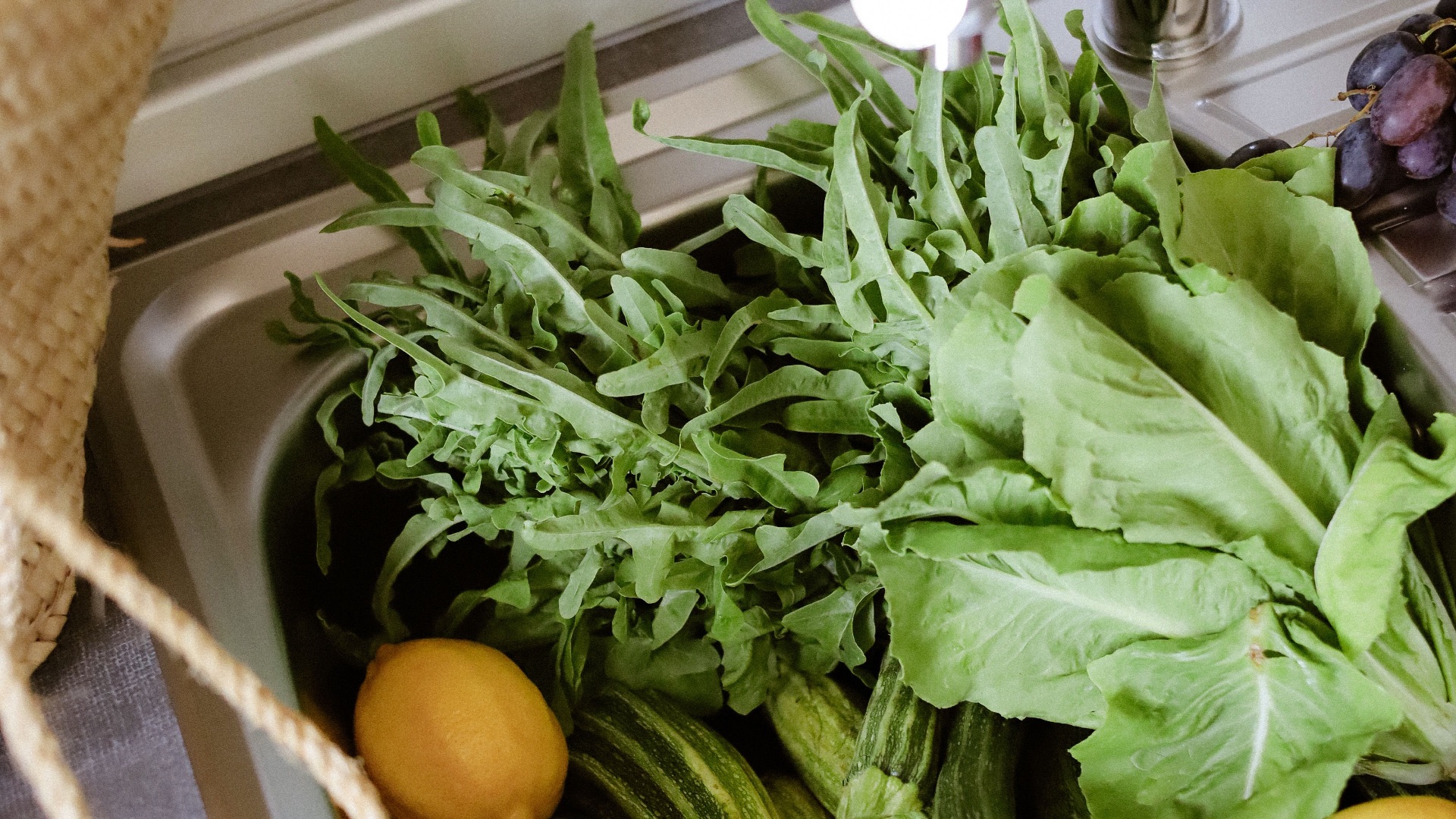 8. Laver les fruits et légumes dans un évier sale