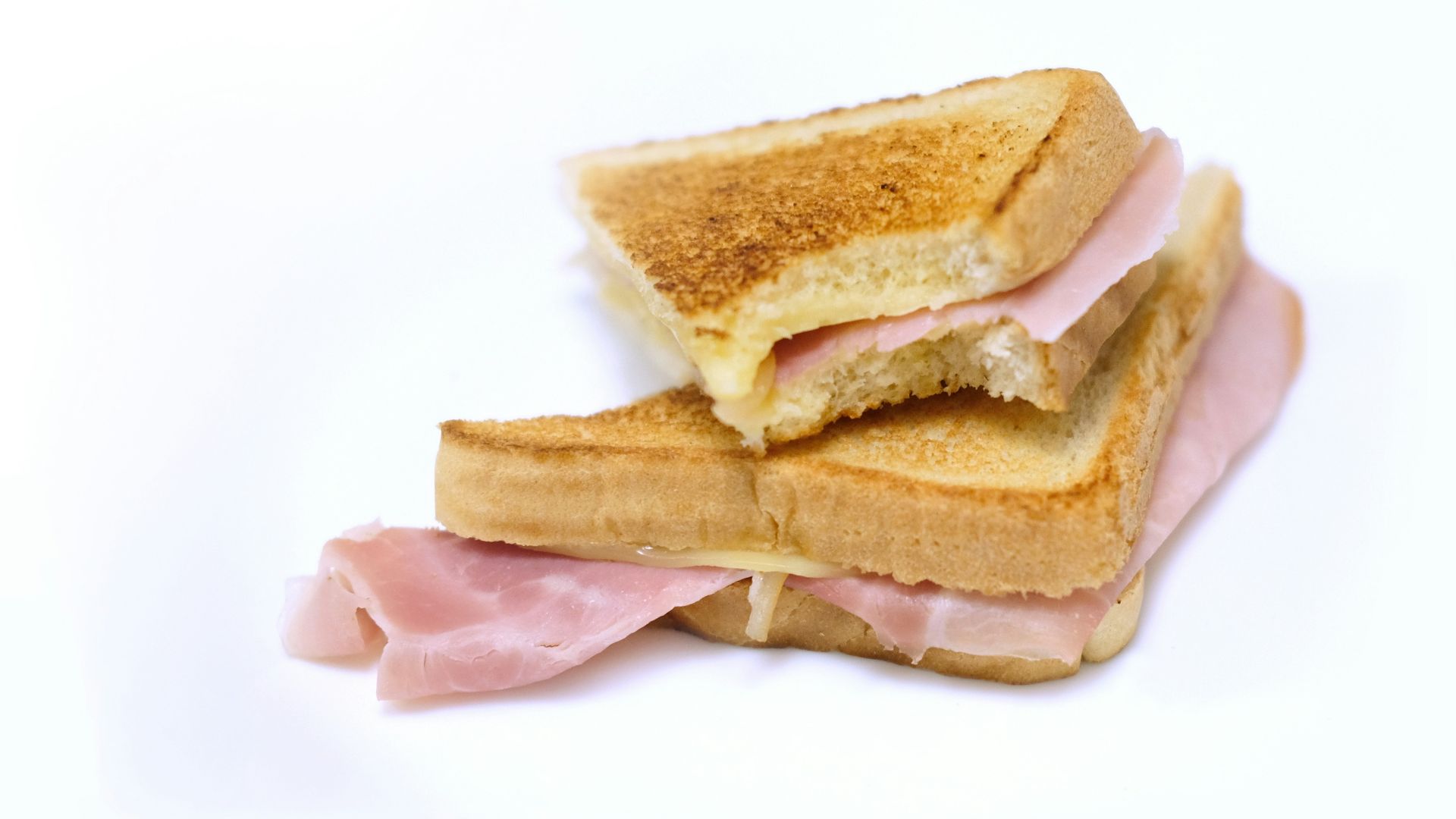 16. Sandwichs fondants au jambon et au fromage