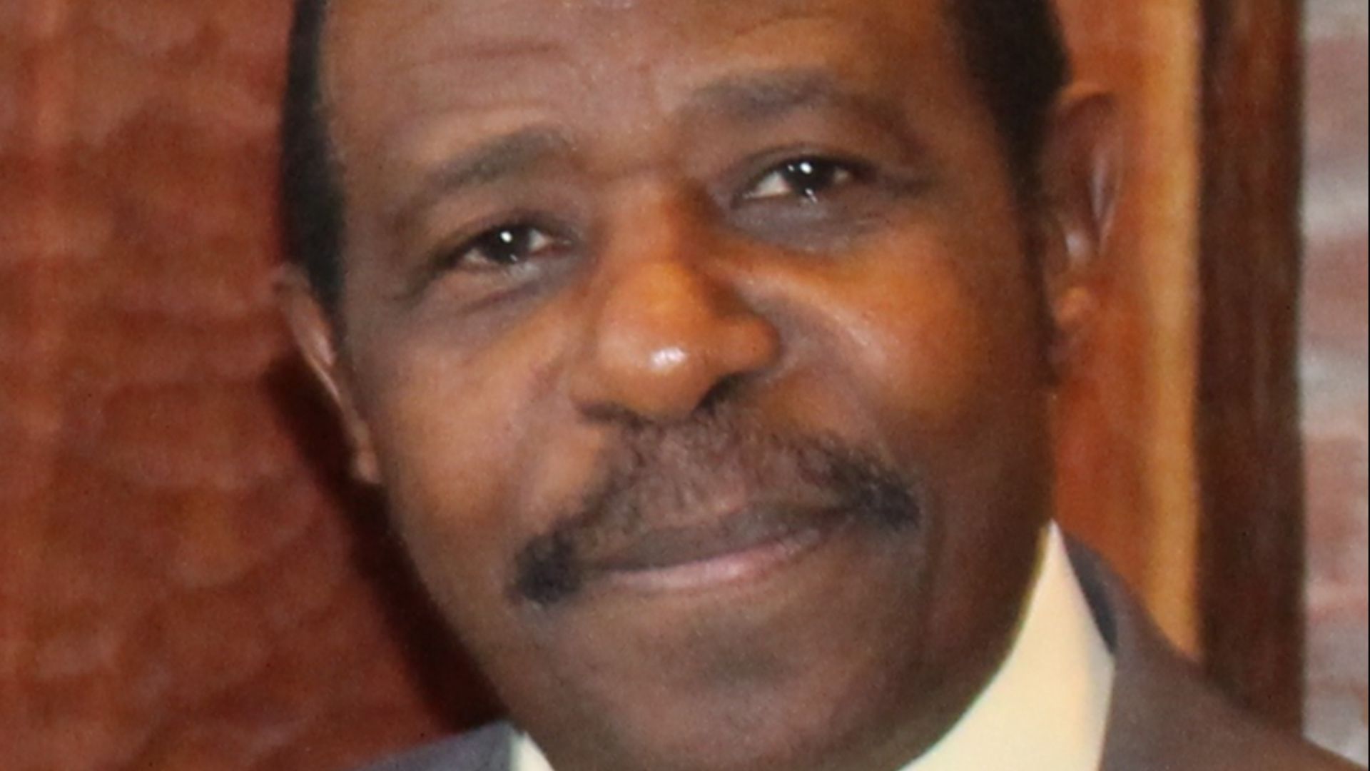 18. Paul Rusesabagina inaugure l'Hôtel des Mille Collines