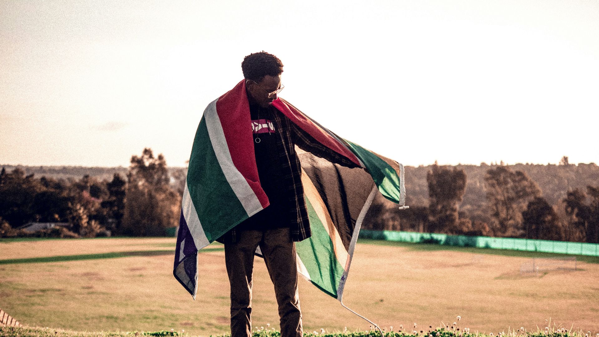 13. Afrique du Sud : vert, or, noir, blanc, rouge et bleu