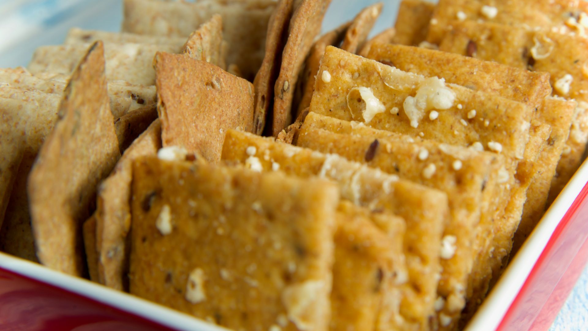 8. Les crackers portant la mention « céréales complètes »