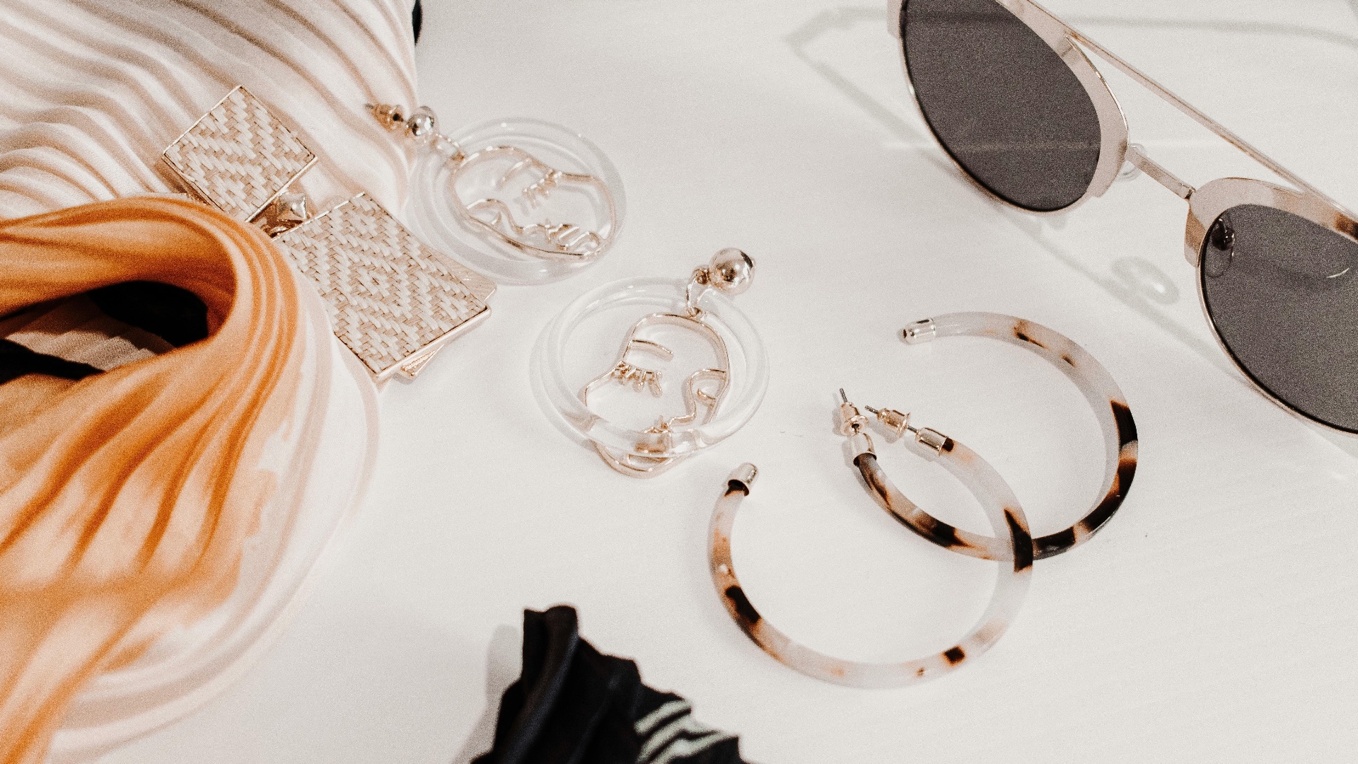 19. Utilisez des accessoires pour redonner un coup de jeune à vos vieux vêtements