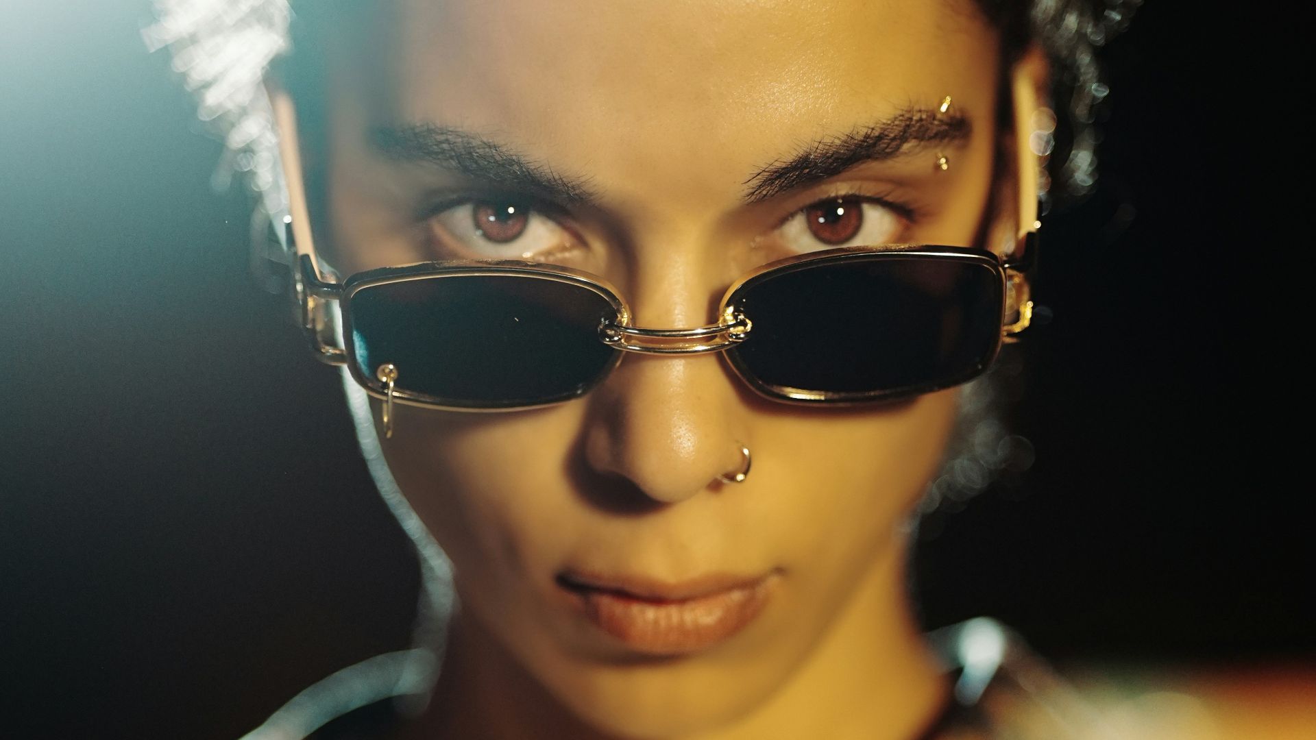 16. Un piercing raffiné au niveau des sourcils