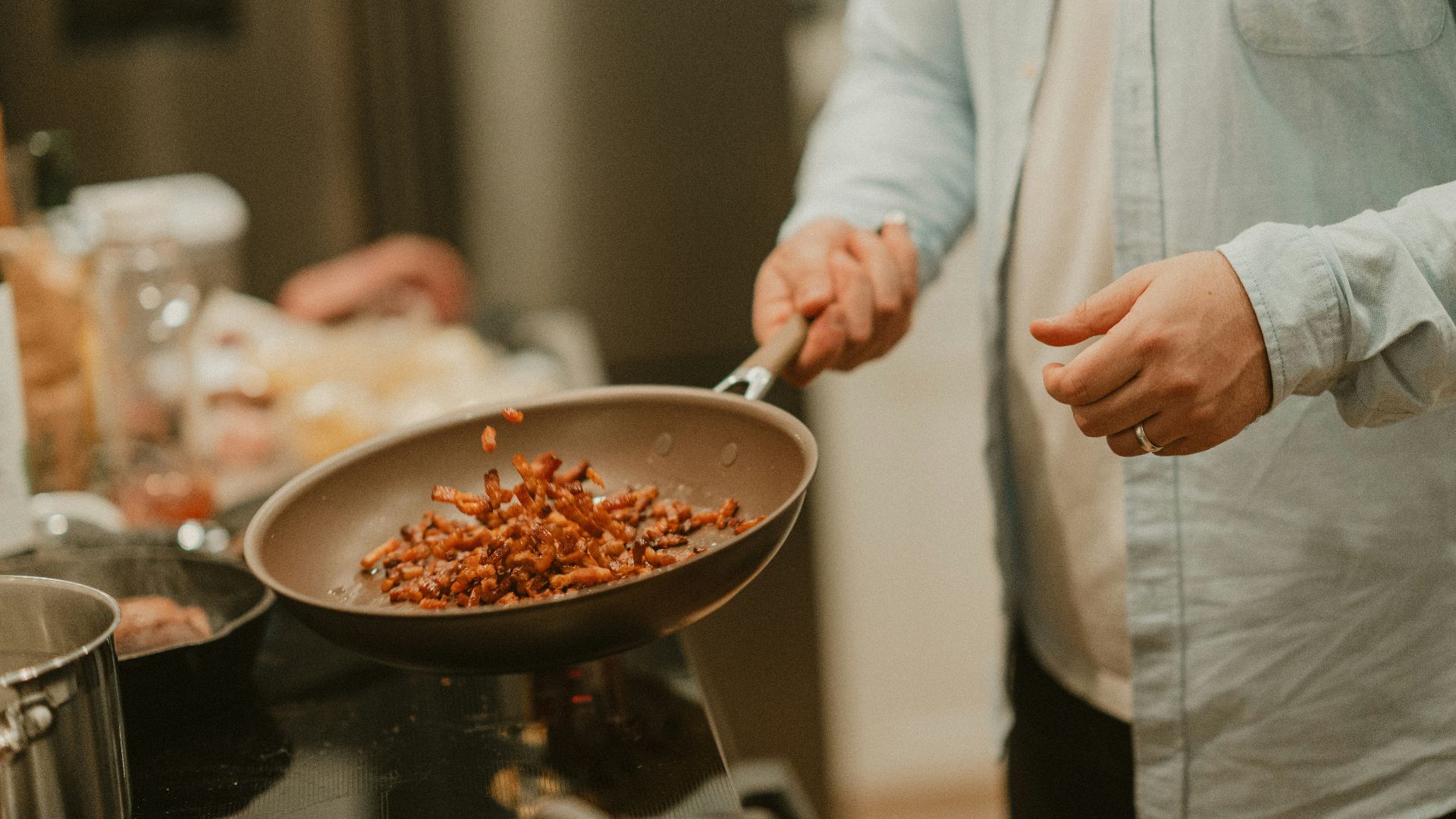 2. Il crée du travail tout en prétendant vouloir rendre service