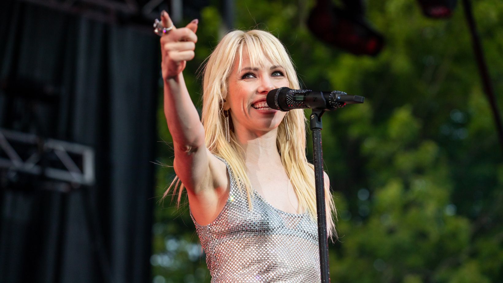 Carly Rae Jepsen poses with her first child and intrigues her fans